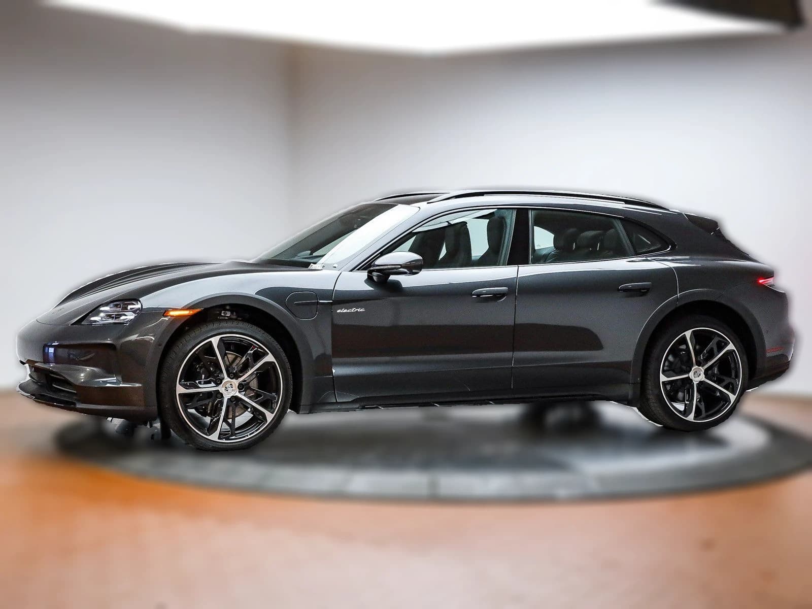 Porsche Taycan 4S Cross Turismo AWD 2025 — side view