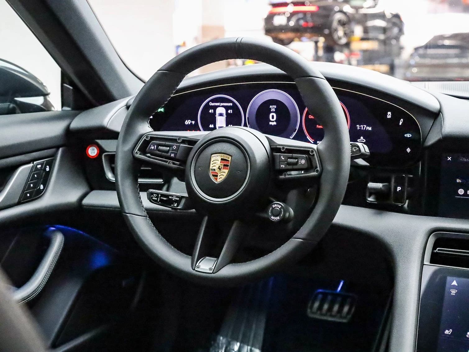 Porsche Taycan 4S Cross Turismo AWD 2025 — side view