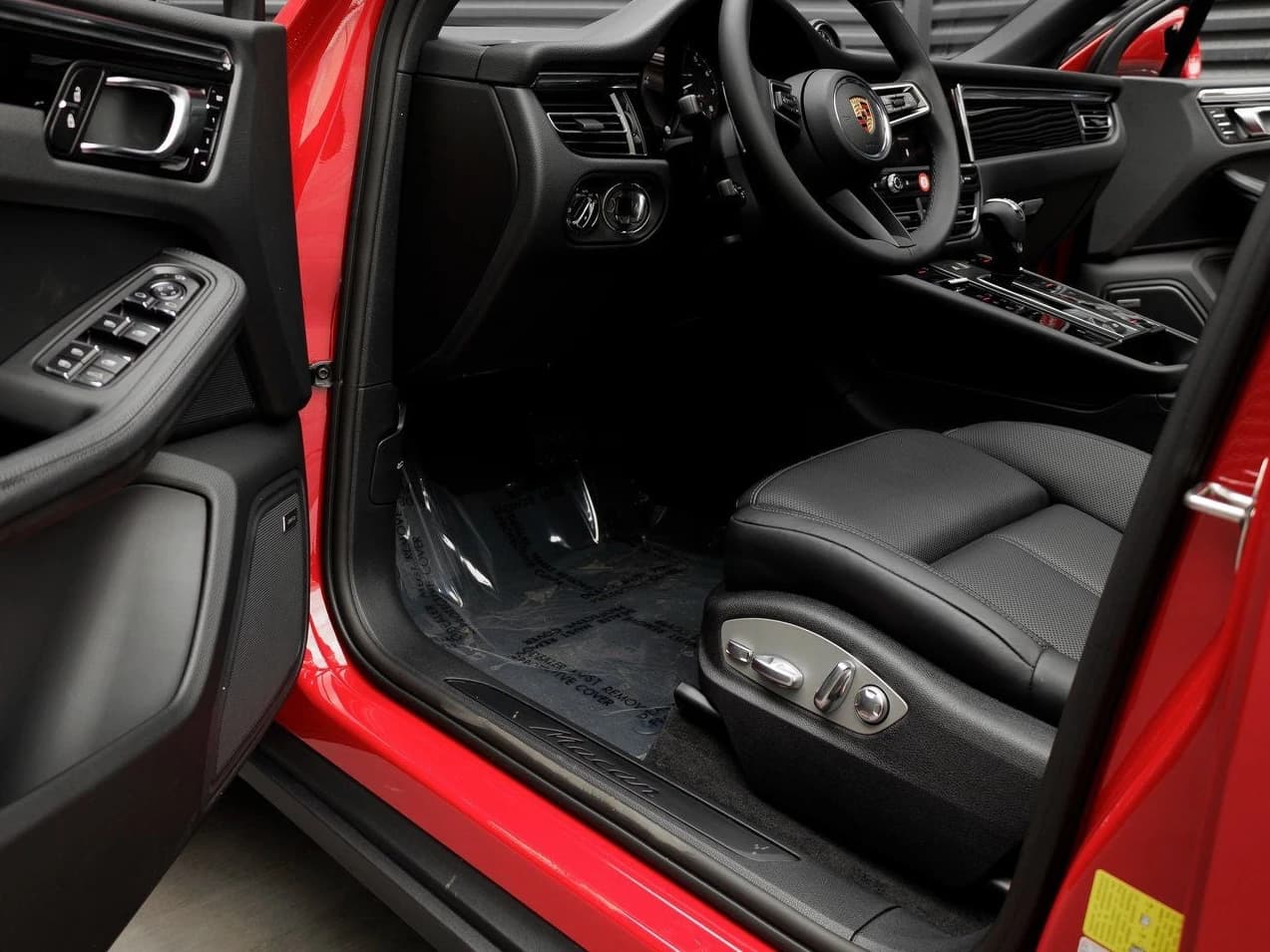 Porsche Macan T AWD 2025 — side view