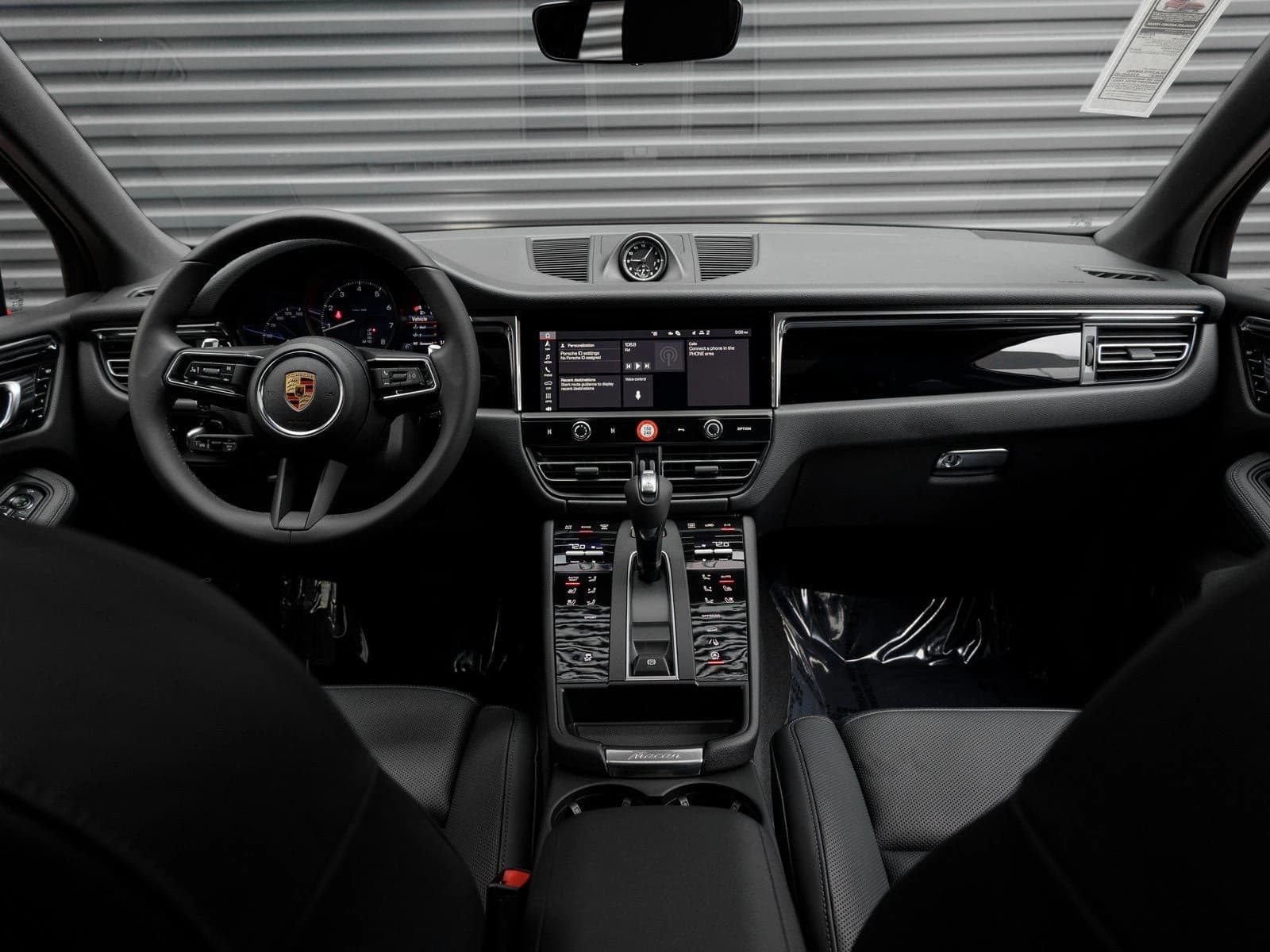 Porsche Macan T AWD 2025 — side view