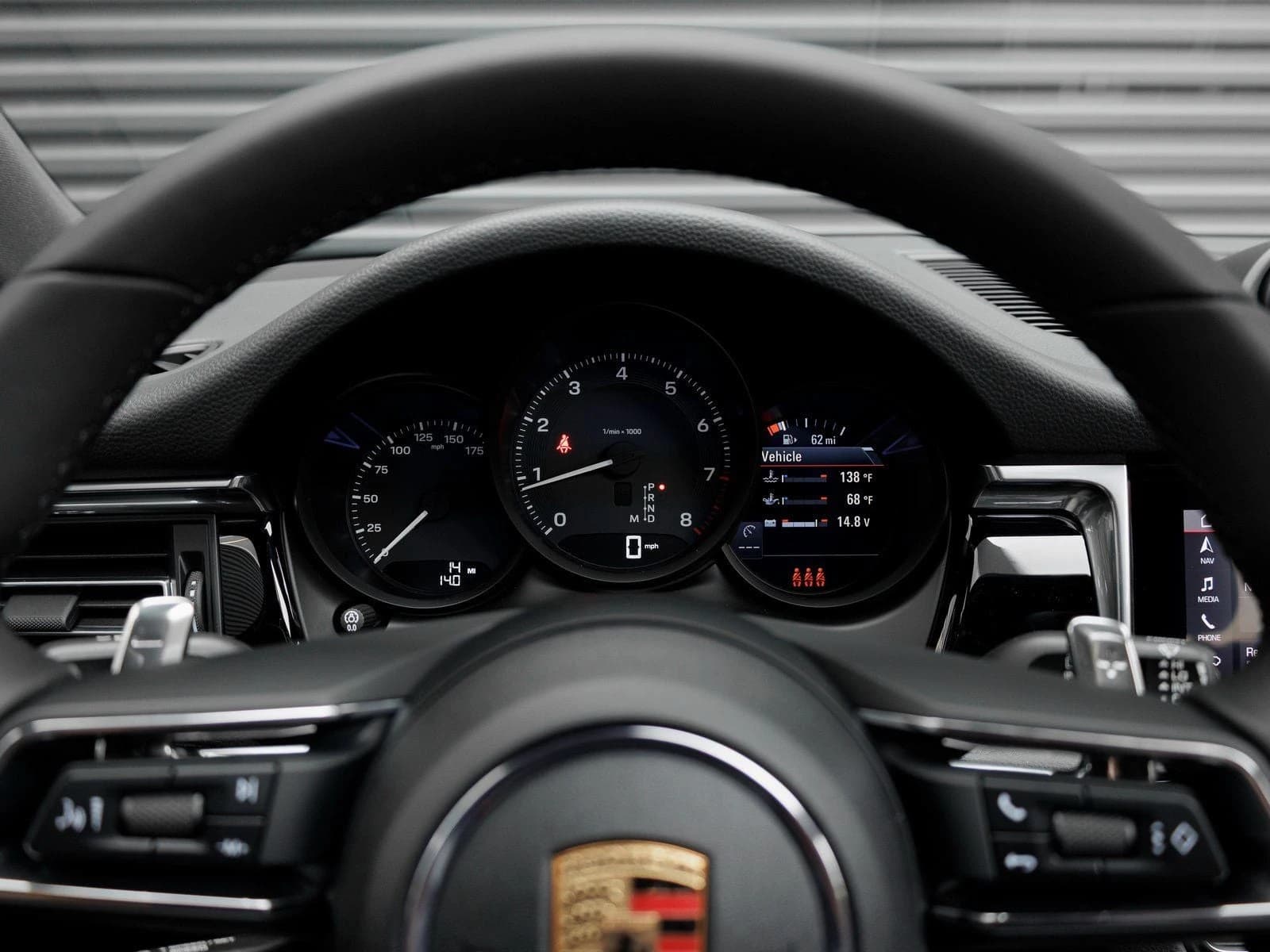 Porsche Macan T AWD 2025 — side view