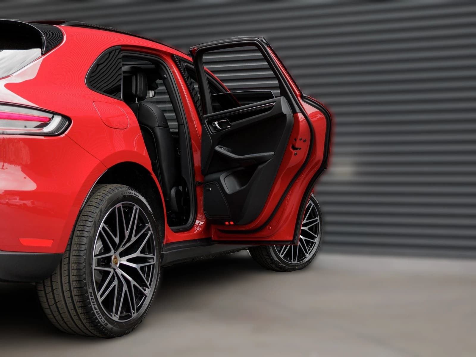 Porsche Macan T AWD 2025 — side view