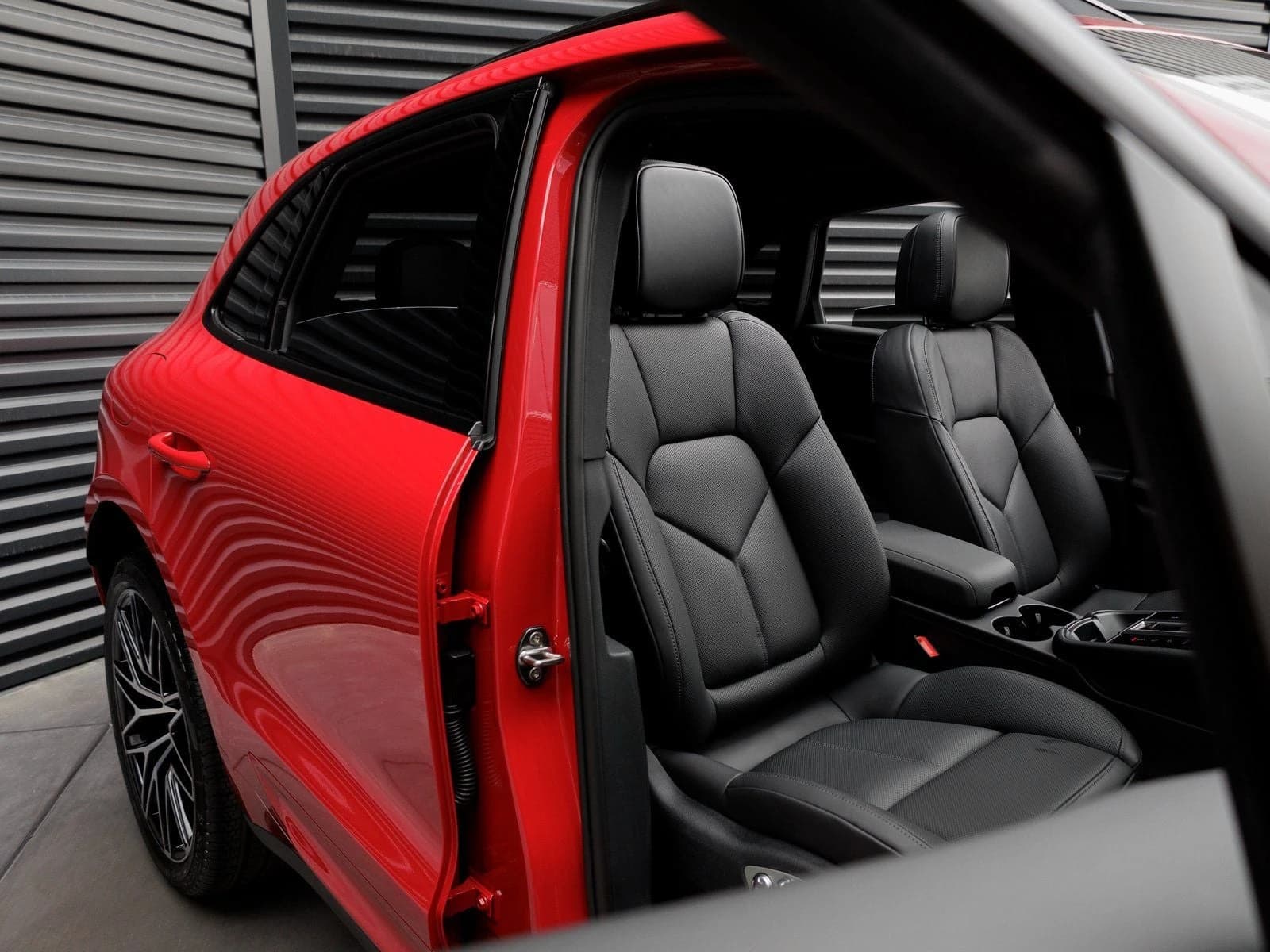 Porsche Macan T AWD 2025 — side view