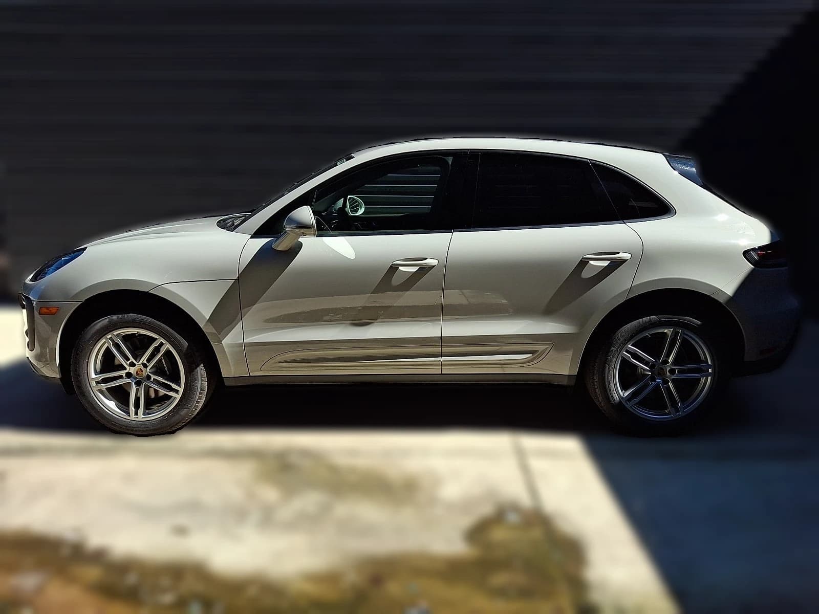 Porsche Macan Base AWD 2026 — side view