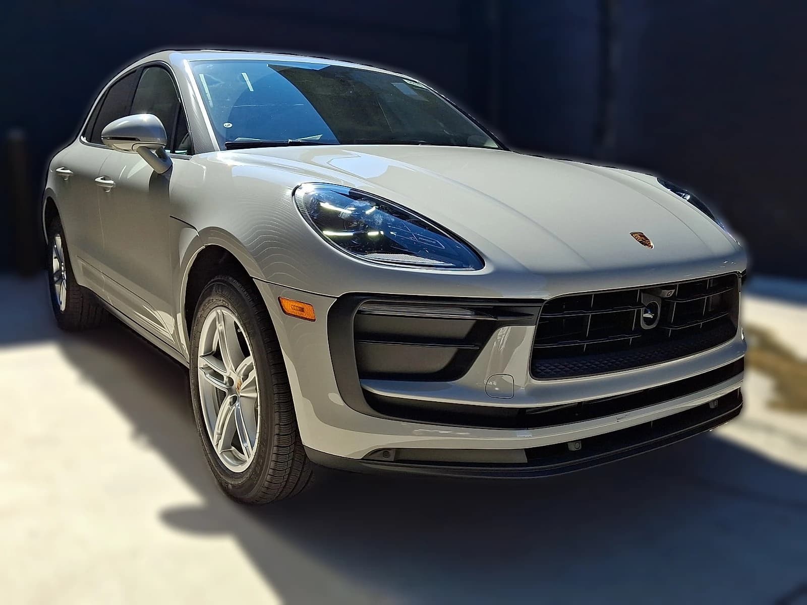 Porsche Macan Base AWD 2026 — side view
