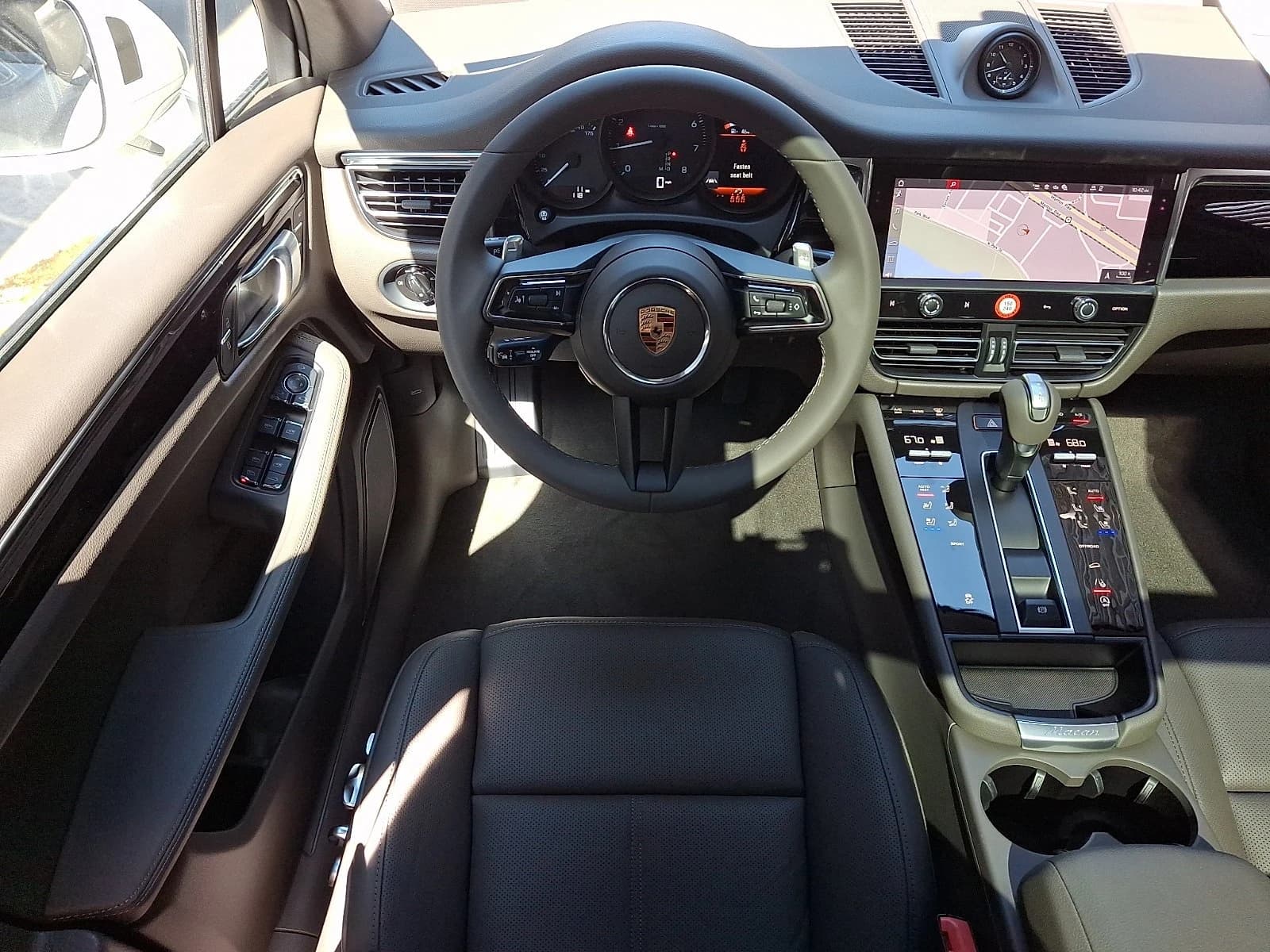 Porsche Macan Base AWD 2026 — side view