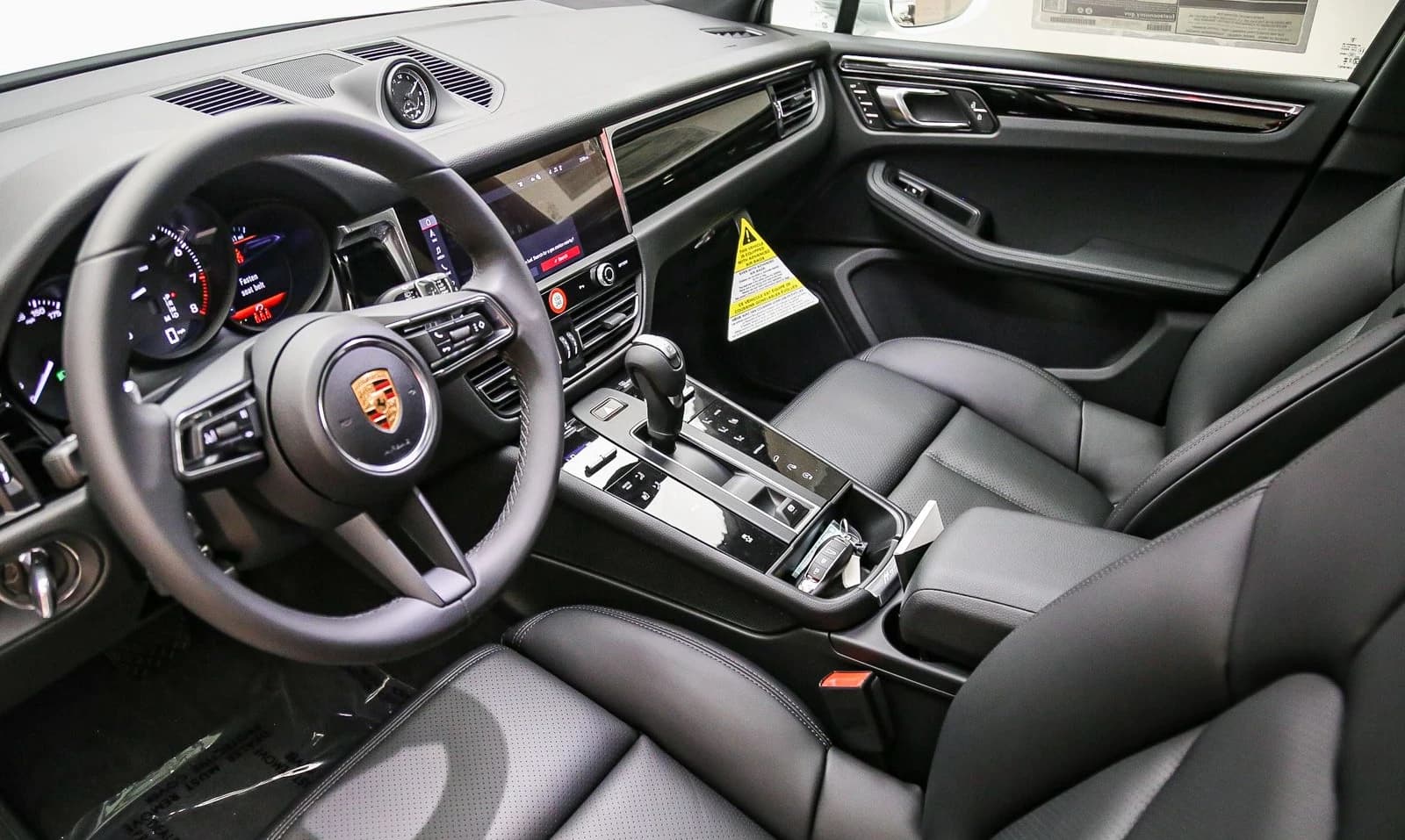 Porsche Macan T AWD 2026 — side view