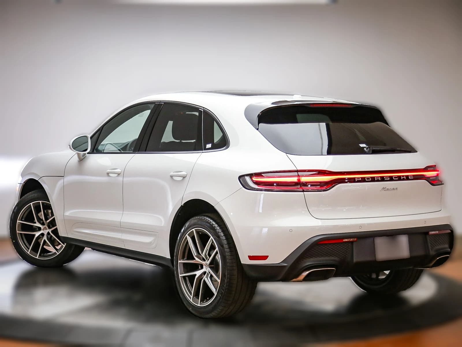 Porsche Macan T AWD 2026 — side view