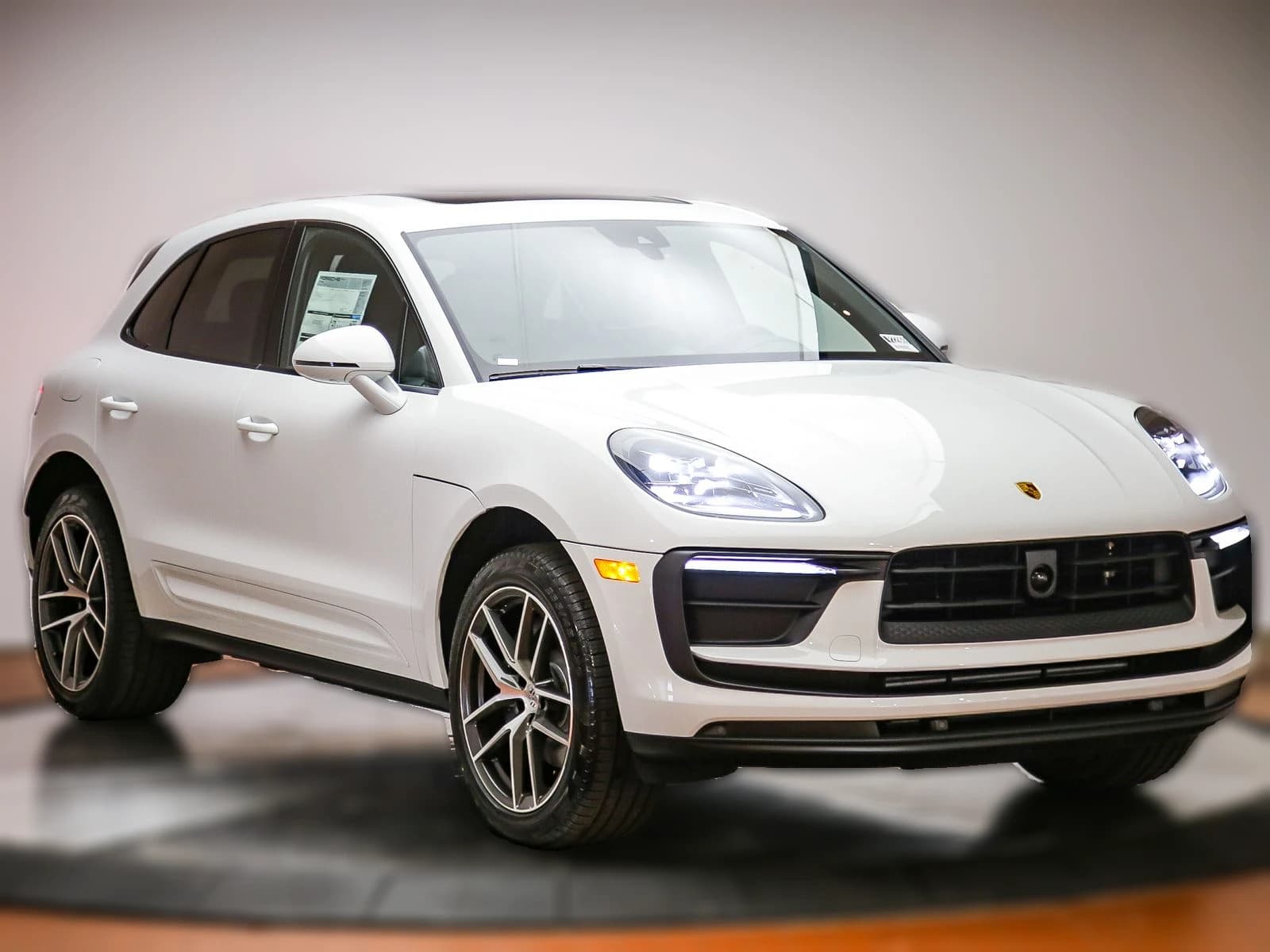 Porsche Macan T AWD 2026 — side view
