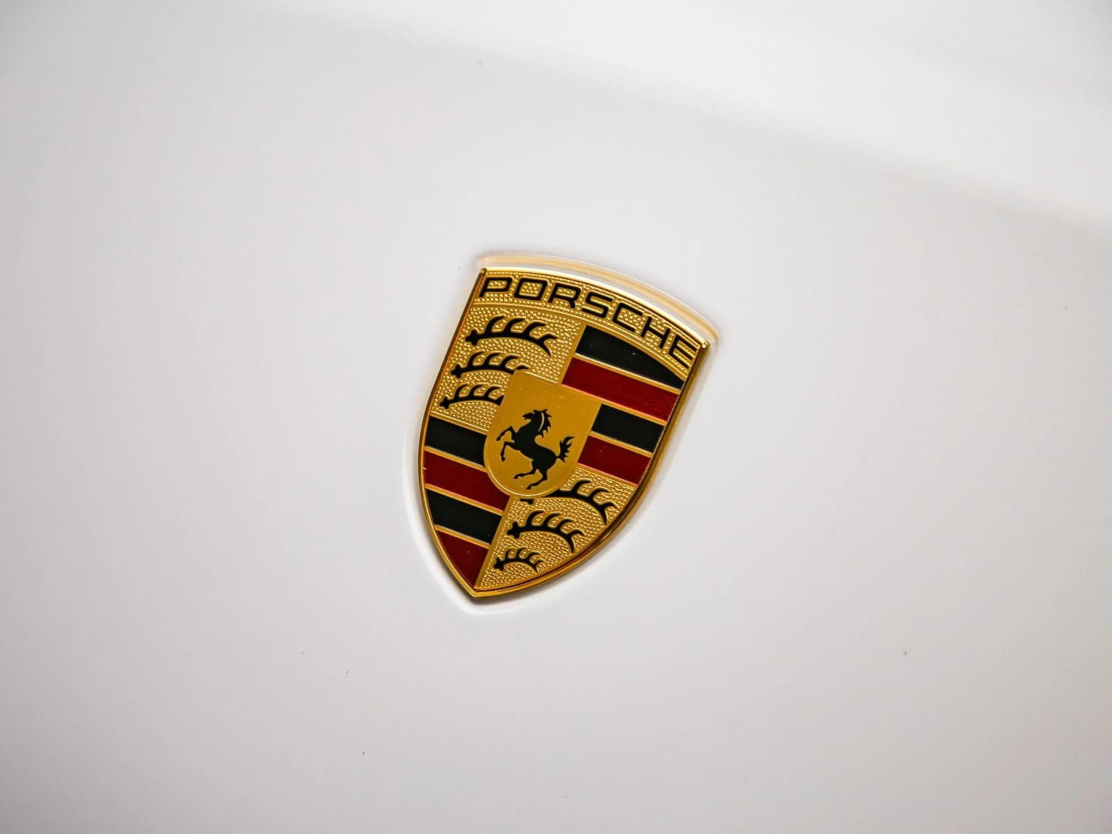 Porsche Macan T AWD 2026 — side view