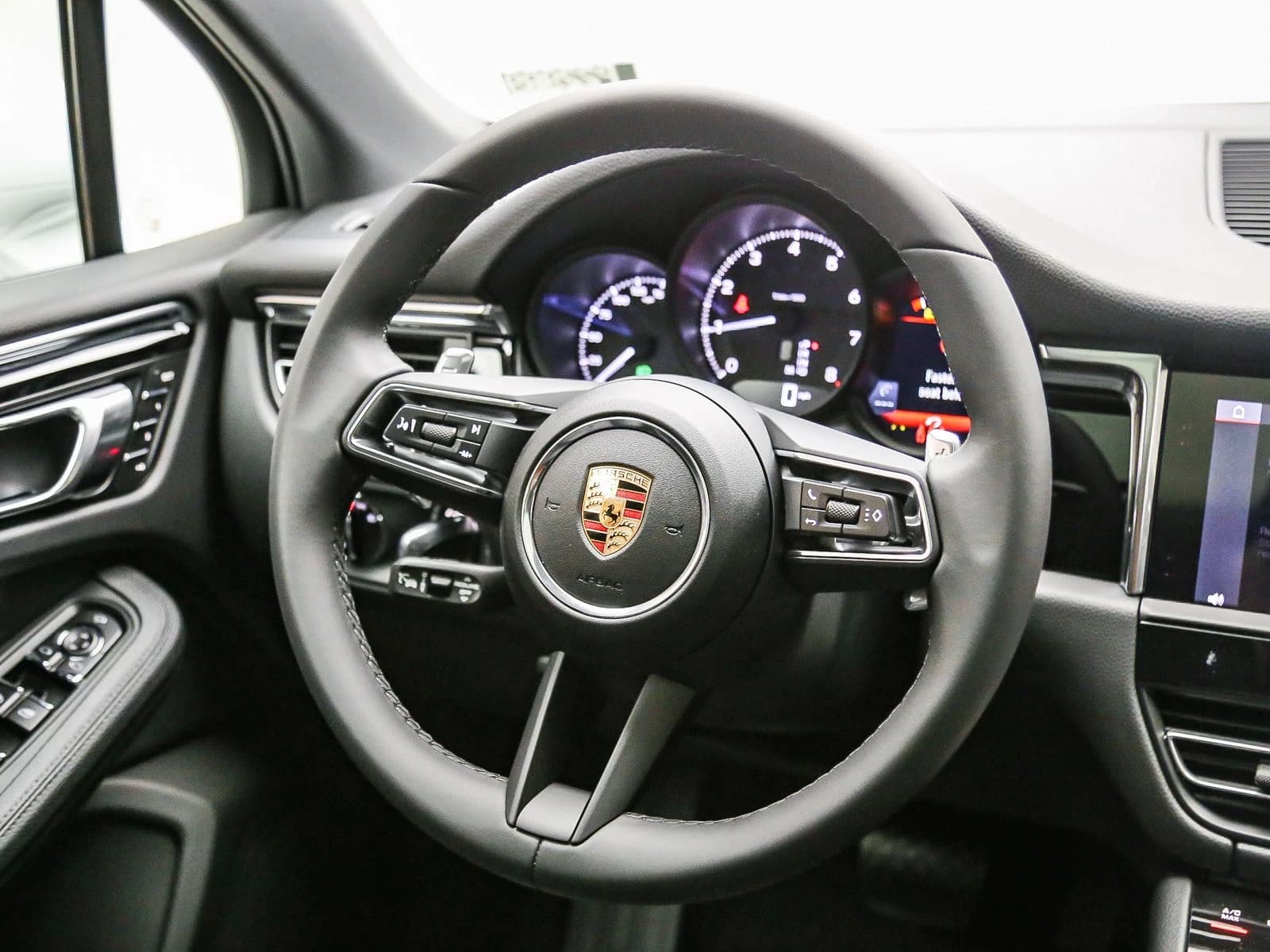 Porsche Macan T AWD 2026 — side view