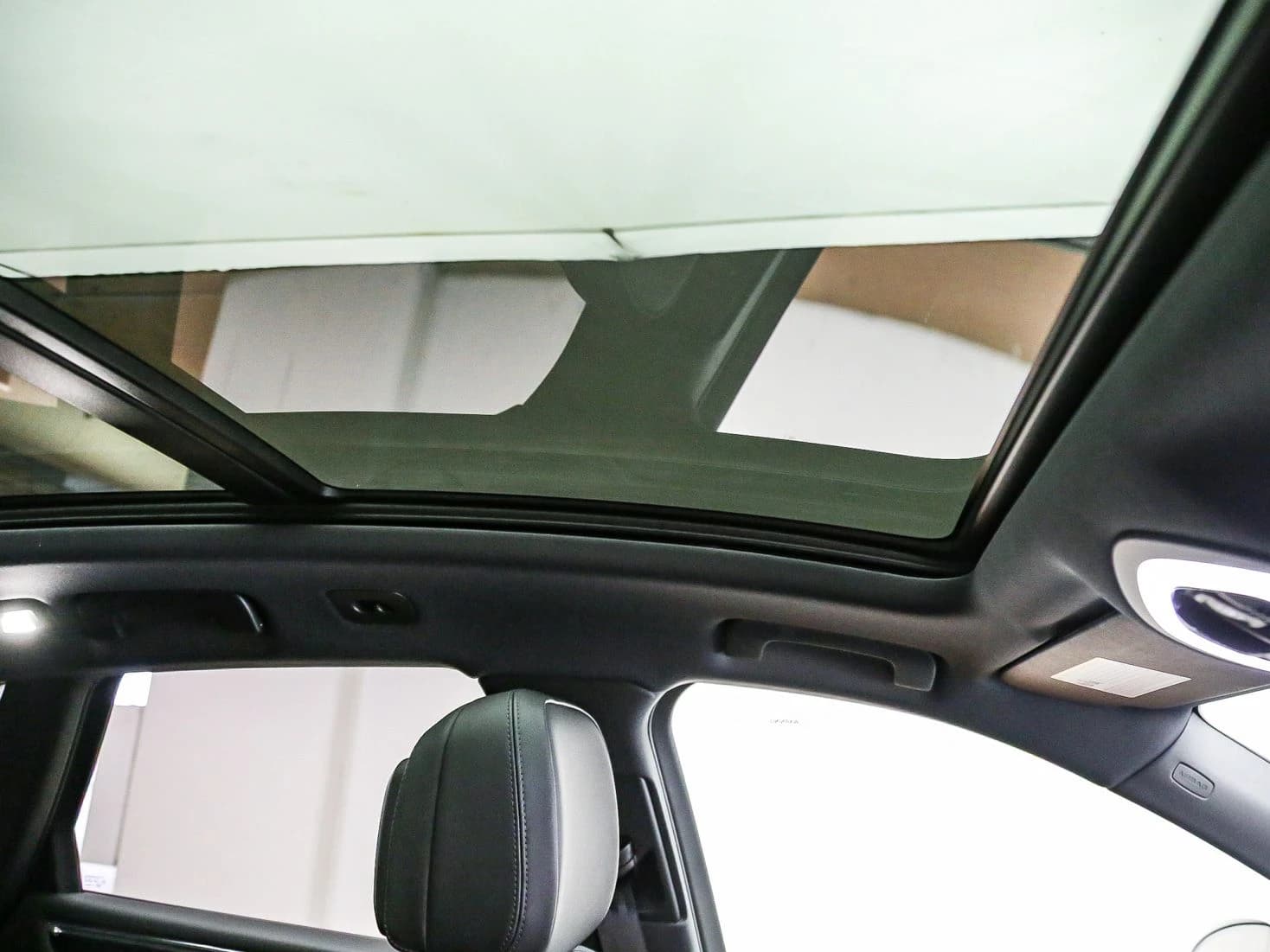 Porsche Macan T AWD 2026 — side view