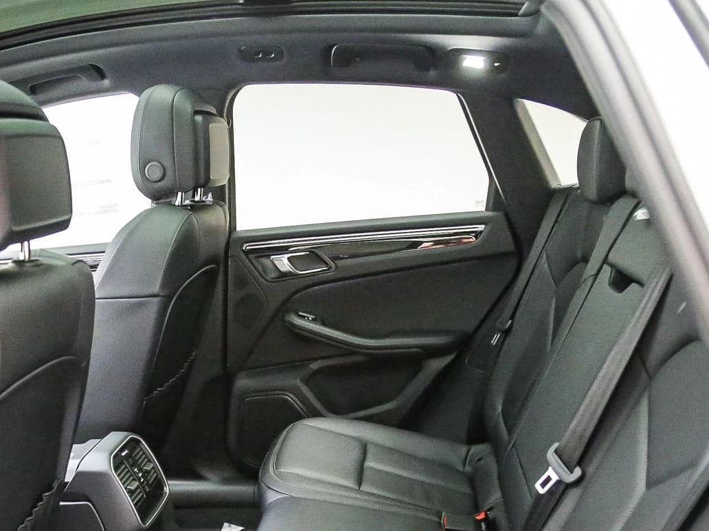 Porsche Macan T AWD 2026 — side view