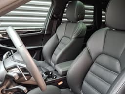 Porsche Macan Base AWD 2026 — side view