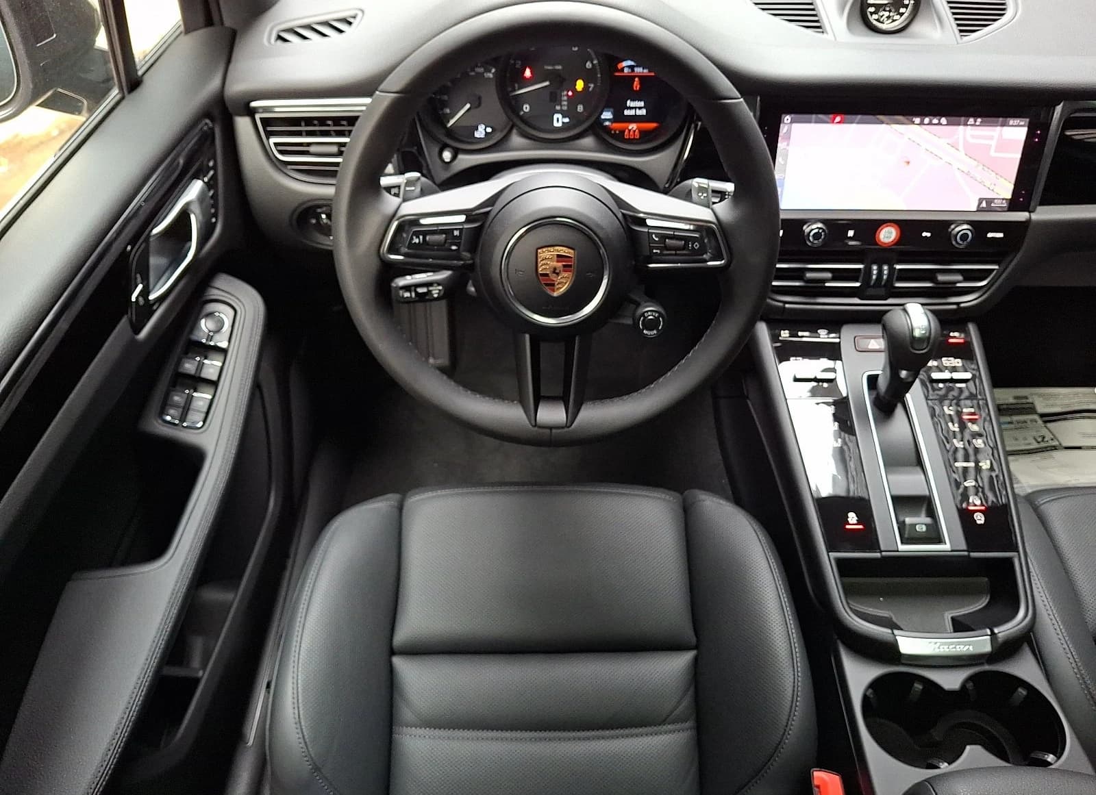 Porsche Macan Base AWD 2026 — side view