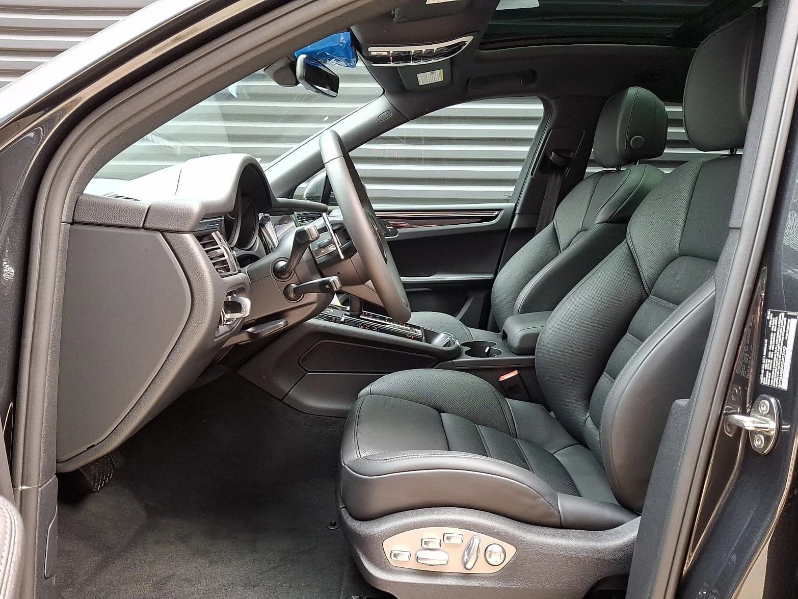 Porsche Macan Base AWD 2026 — side view