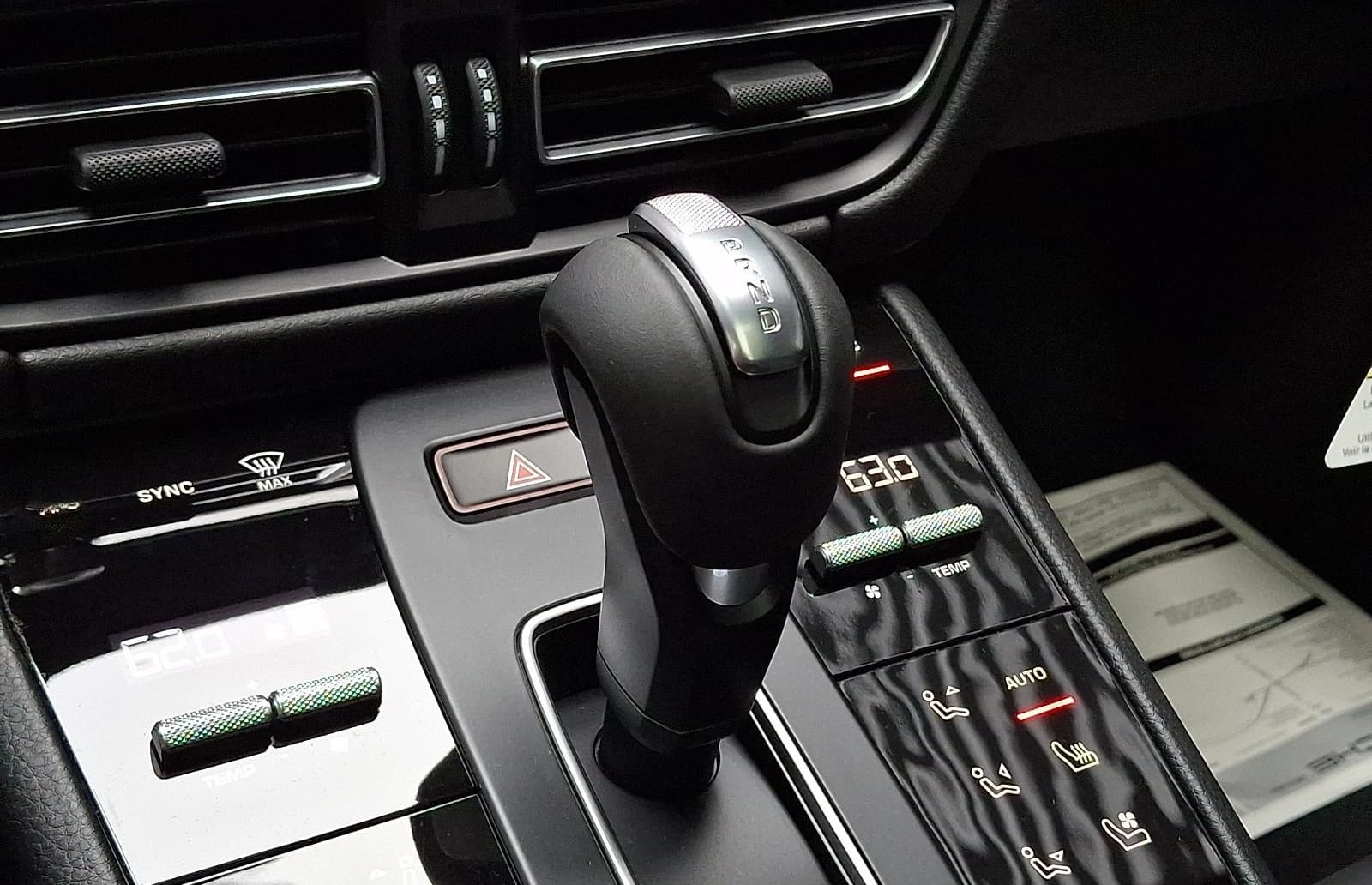 Porsche Macan Base AWD 2026 — side view