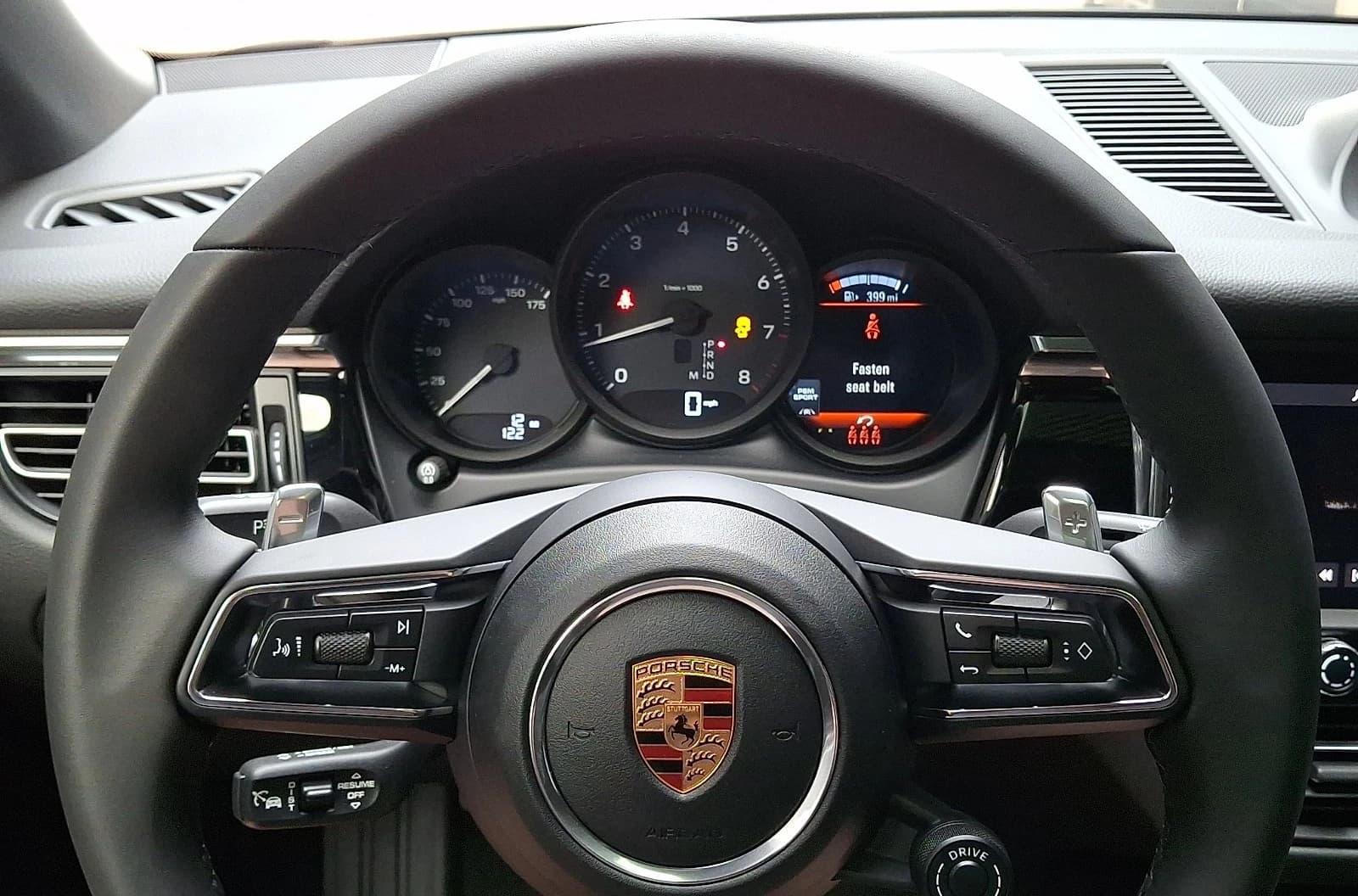 Porsche Macan Base AWD 2026 — side view