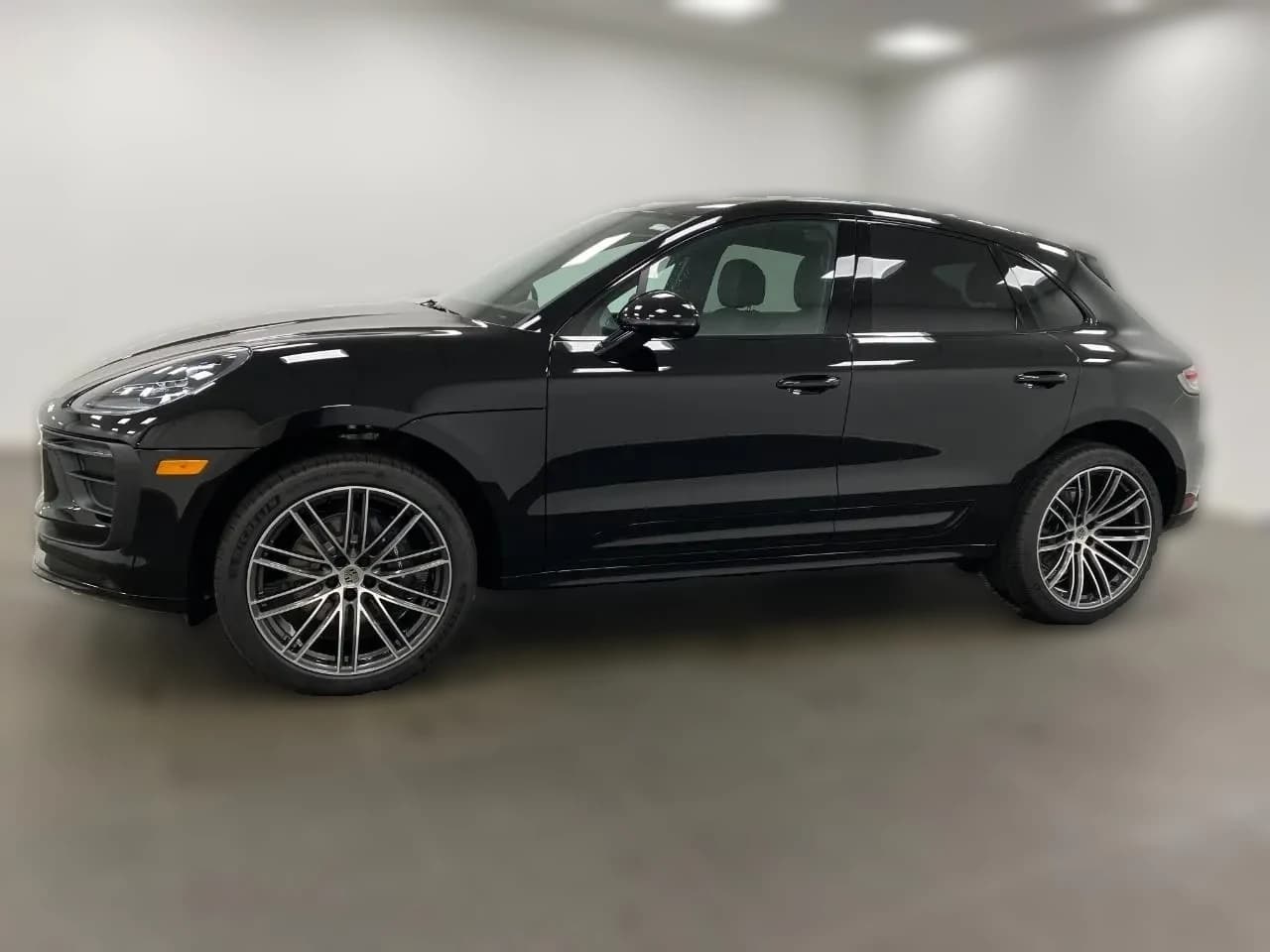 Porsche Macan T AWD 2026 — side view