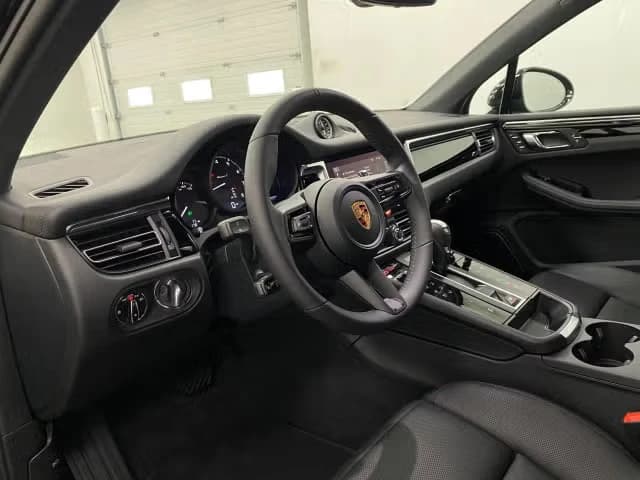 Porsche Macan T AWD 2026 — side view