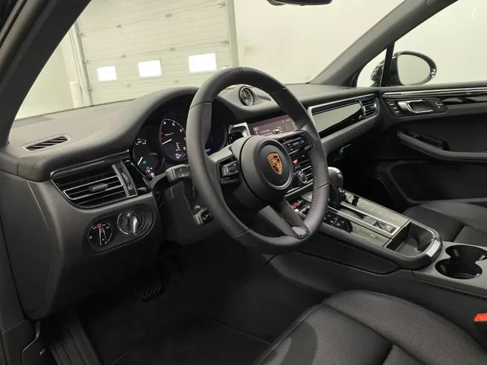 Porsche Macan T AWD 2026 — side view
