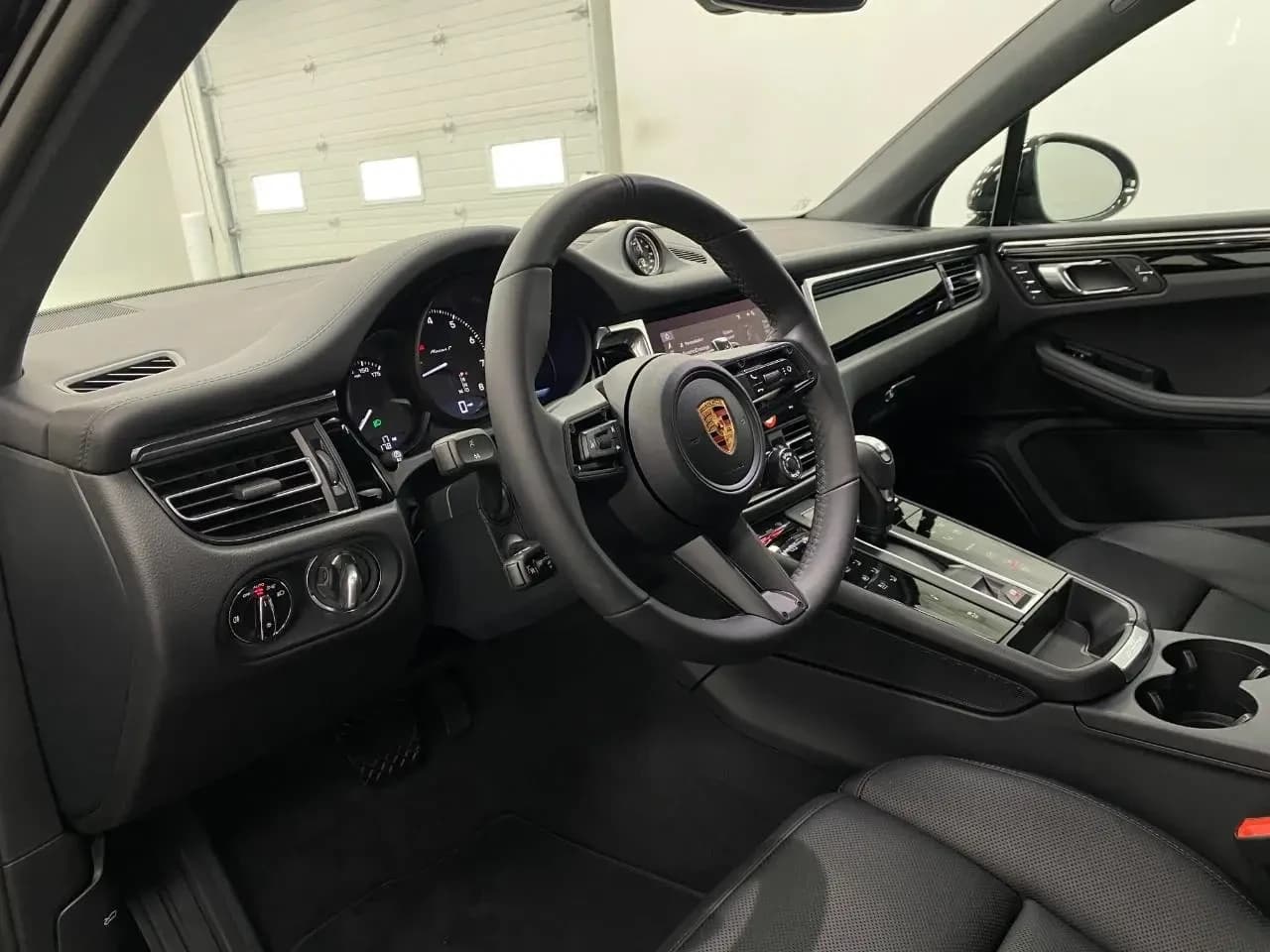 Porsche Macan T AWD 2026 — side view