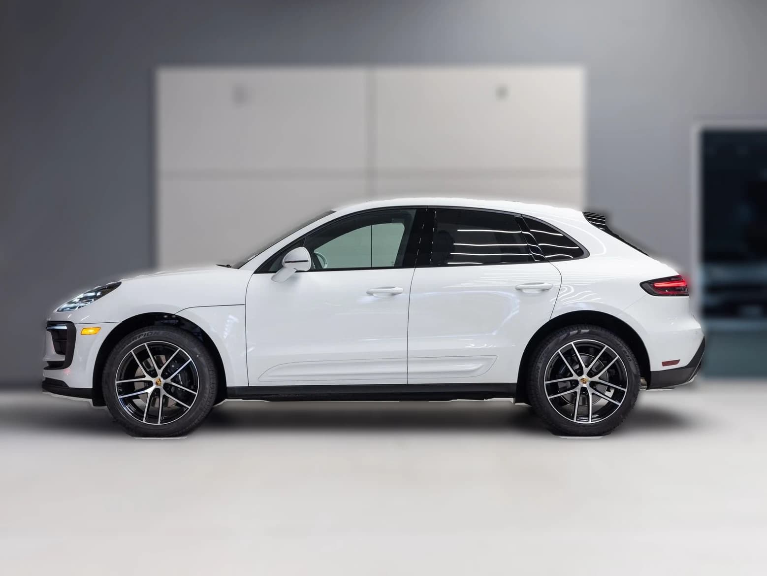 Porsche Macan Base AWD 2026 — side view