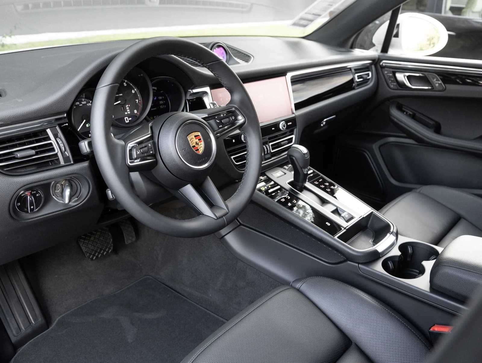 Porsche Macan Base AWD 2026 — side view