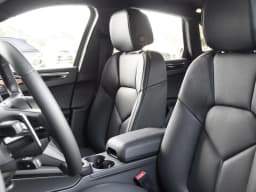 Porsche Macan Base AWD 2026 — side view