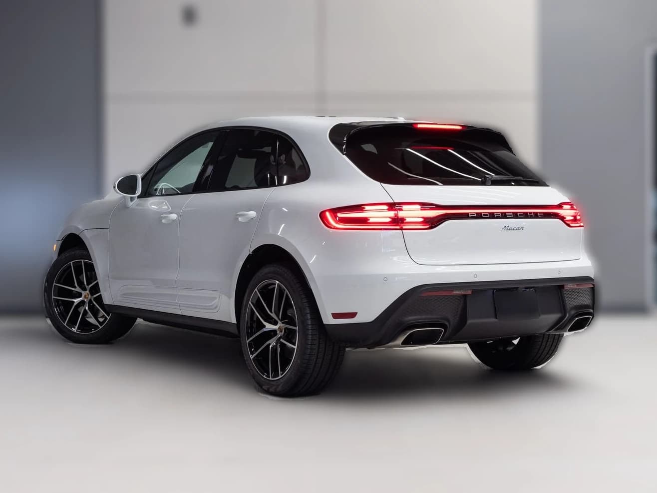 Porsche Macan Base AWD 2026 — side view