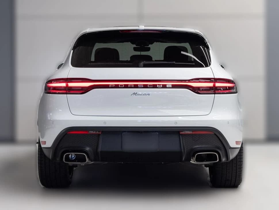 Porsche Macan Base AWD 2026 — side view