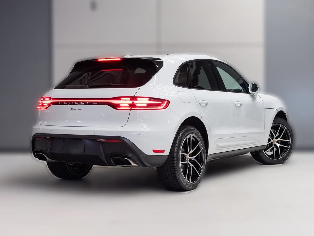 Porsche Macan Base AWD 2026 — side view