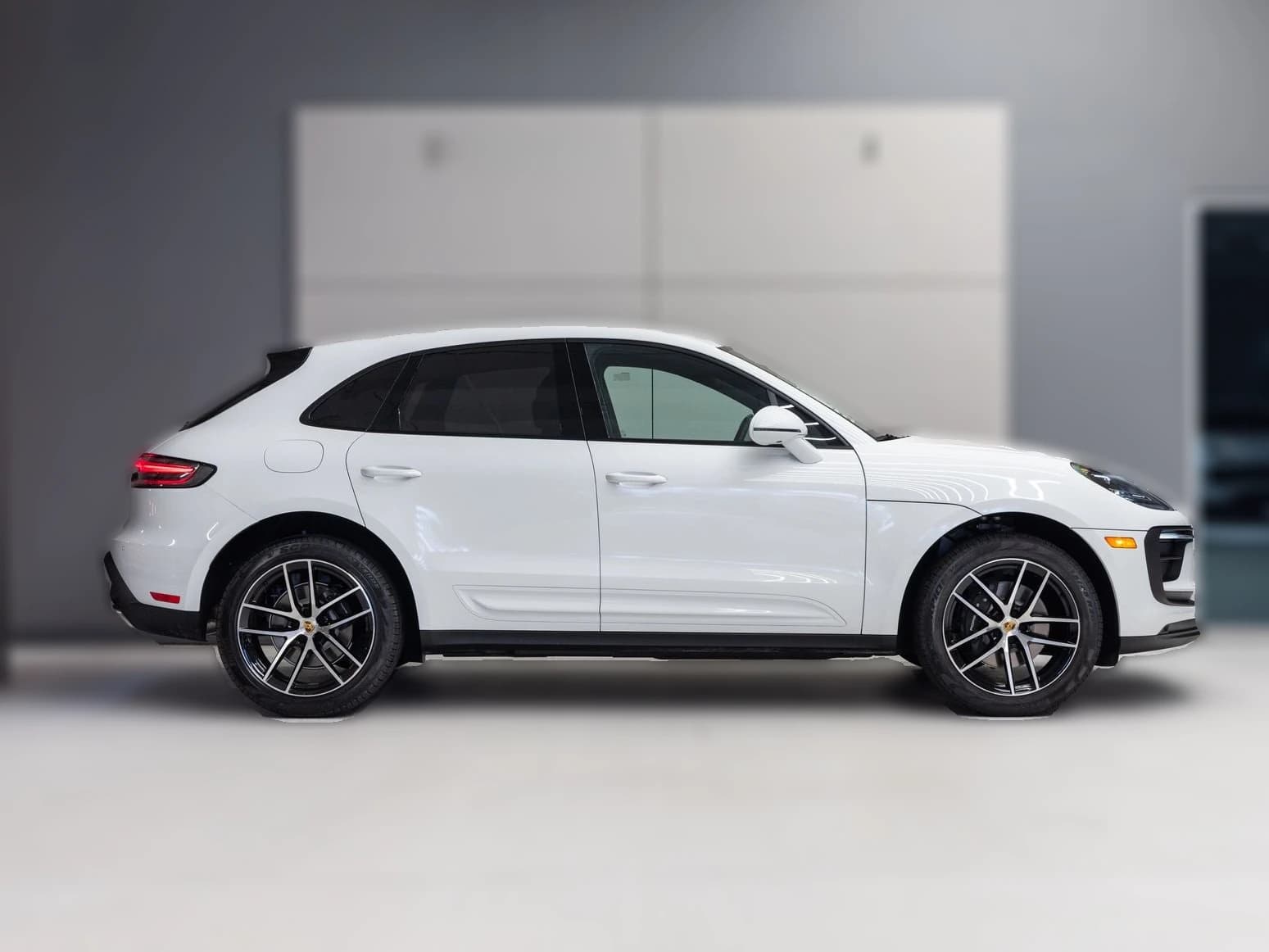 Porsche Macan Base AWD 2026 — side view