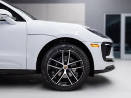 Porsche Macan Base AWD 2026 — side view