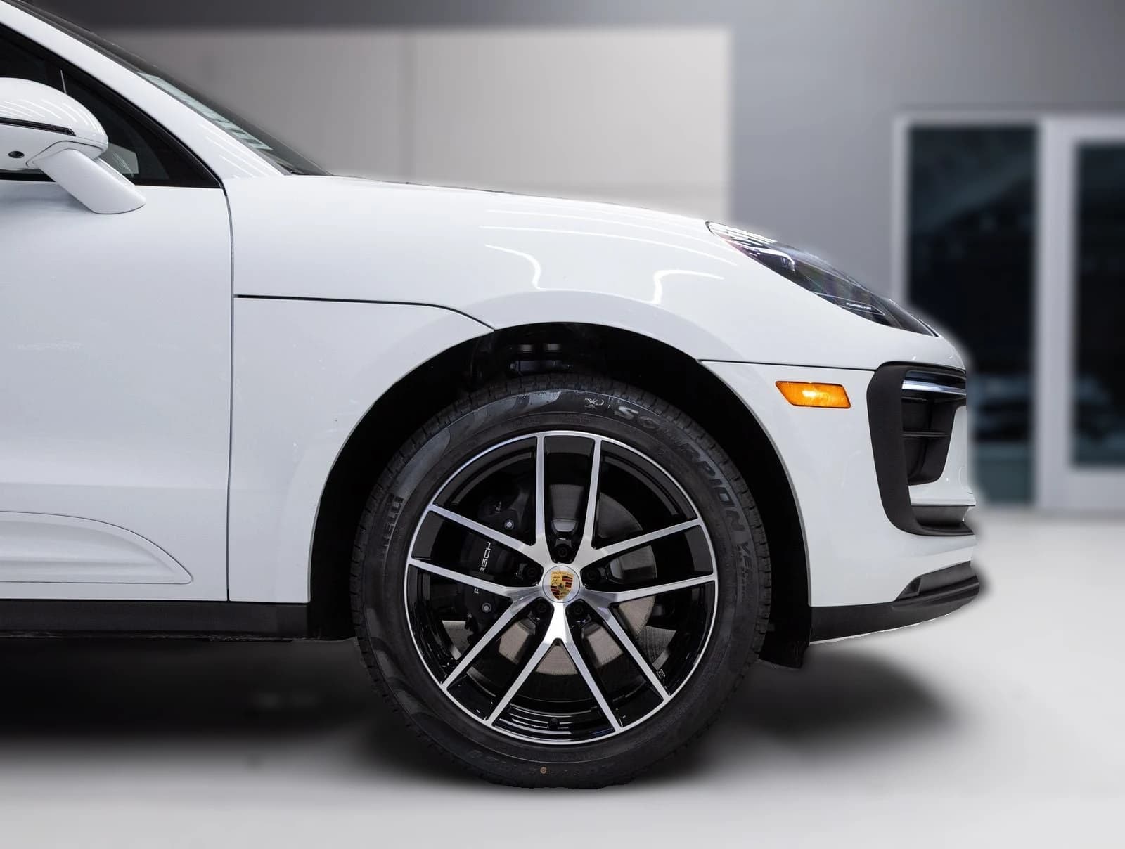 Porsche Macan Base AWD 2026 — side view