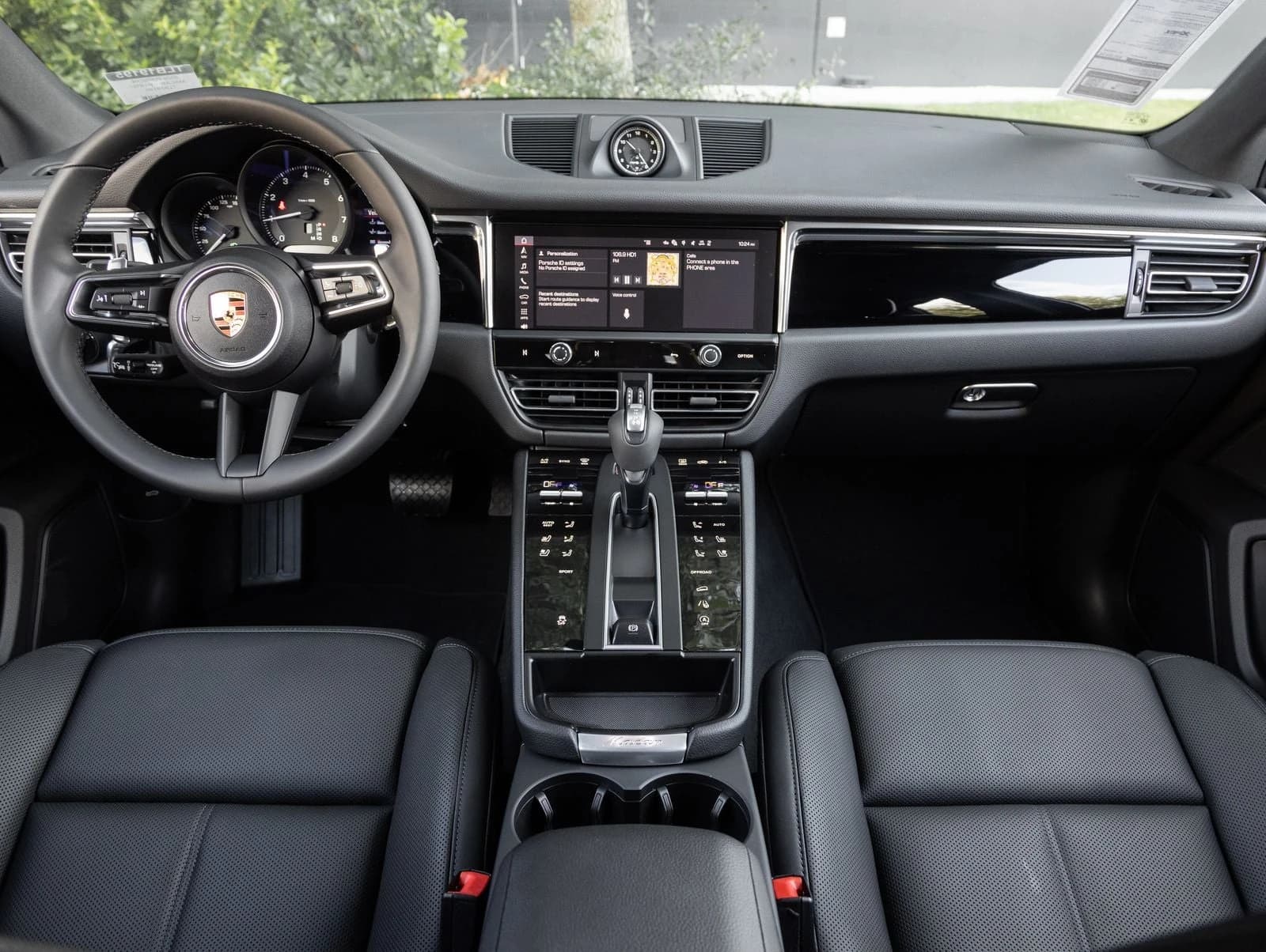 Porsche Macan Base AWD 2026 — side view