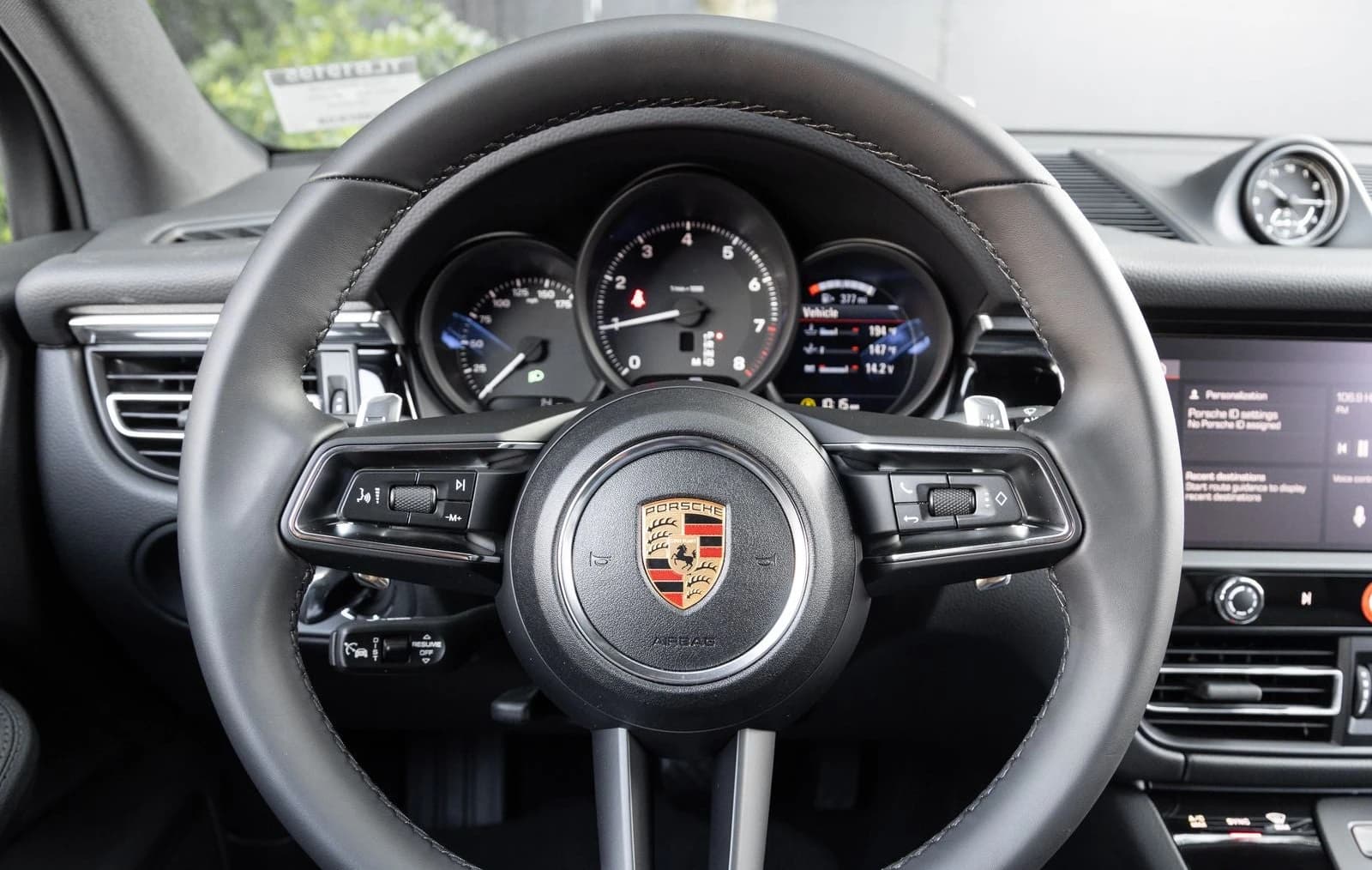 Porsche Macan Base AWD 2026 — side view