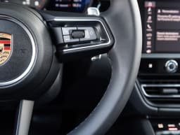 Porsche Macan Base AWD 2026 — side view