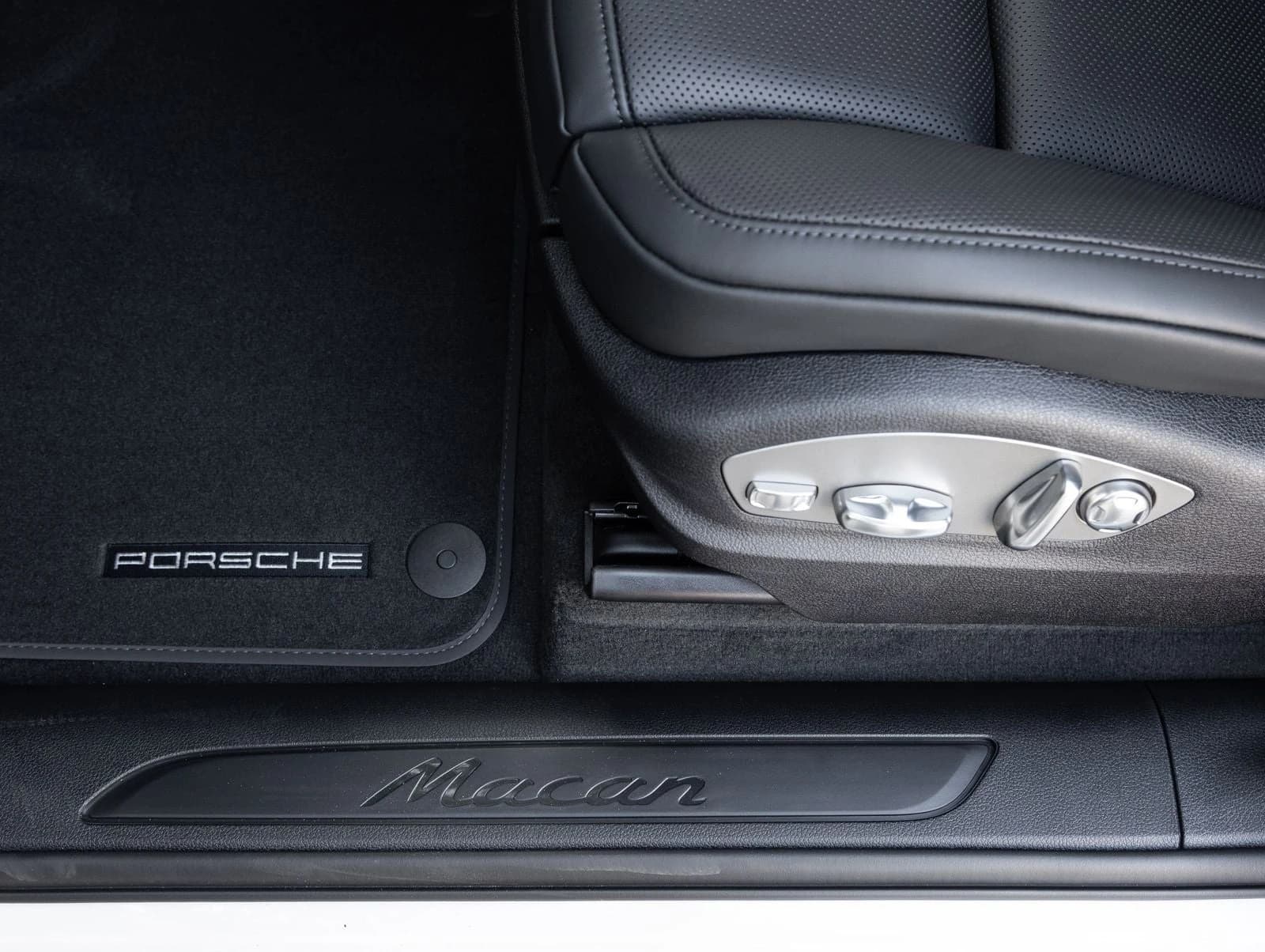 Porsche Macan Base AWD 2026 — side view