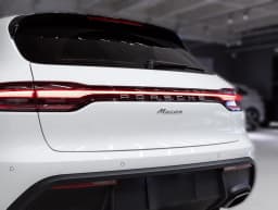 Porsche Macan Base AWD 2026 — side view