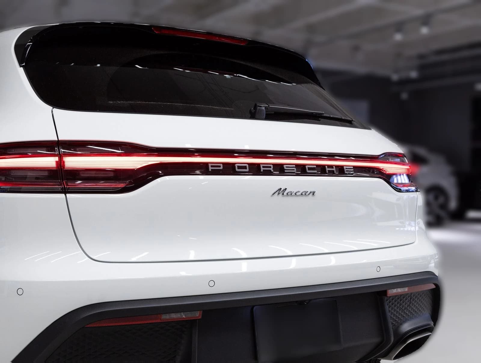 Porsche Macan Base AWD 2026 — side view