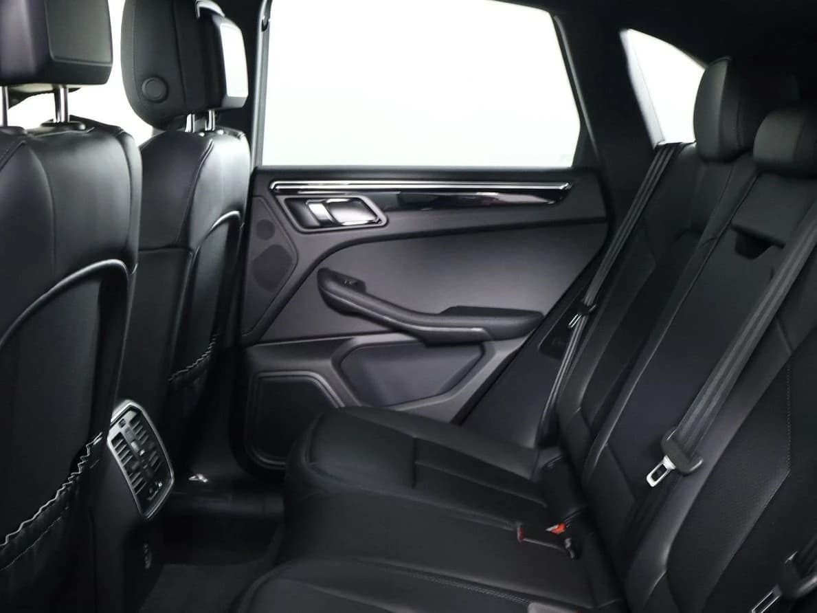 Porsche Macan T AWD 2026 — side view