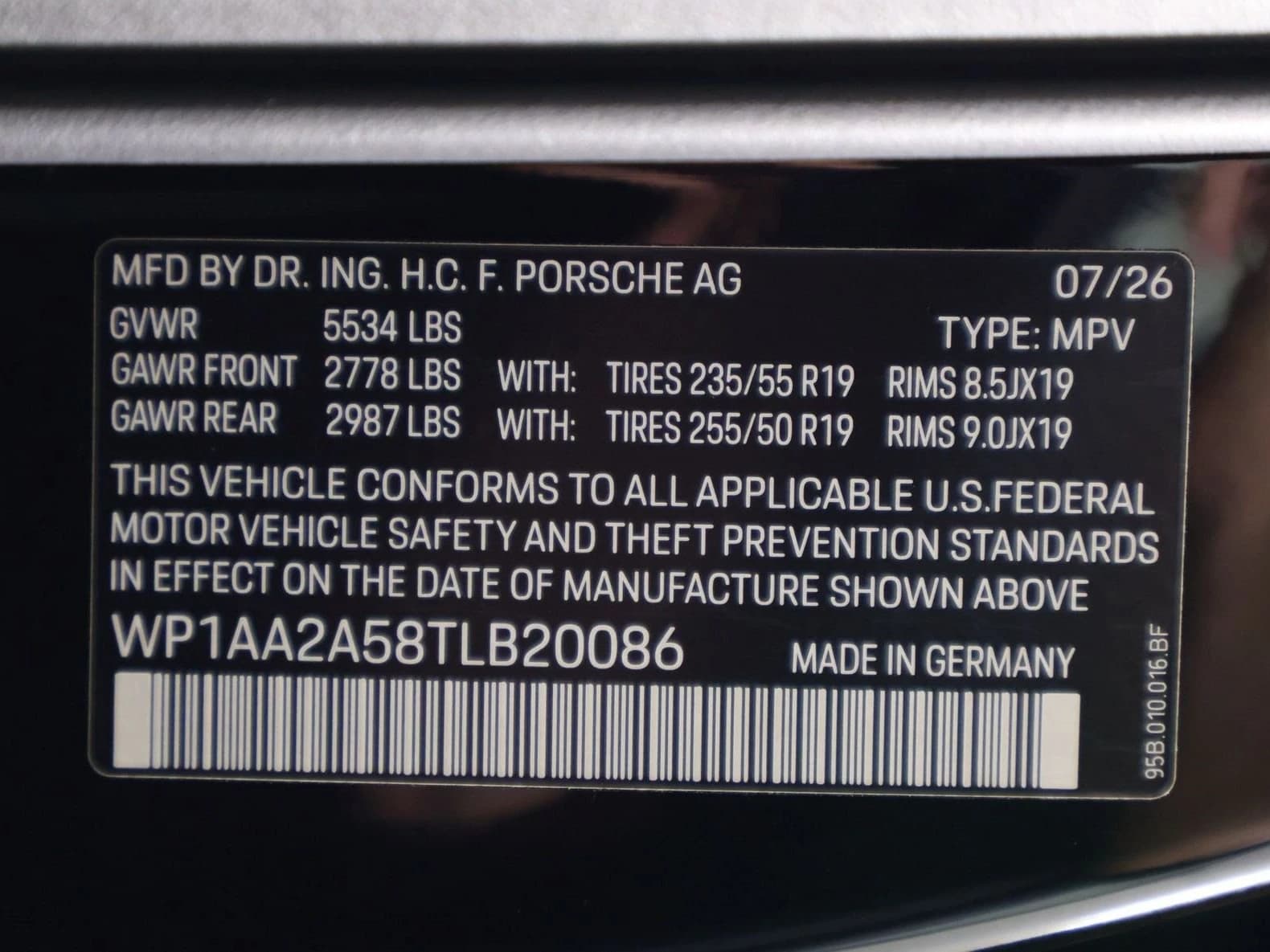 Porsche Macan T AWD 2026 — side view