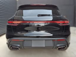 Porsche Macan Base AWD 2026 — side view