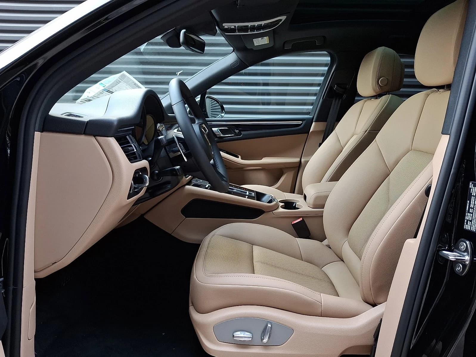Porsche Macan Base AWD 2026 — side view