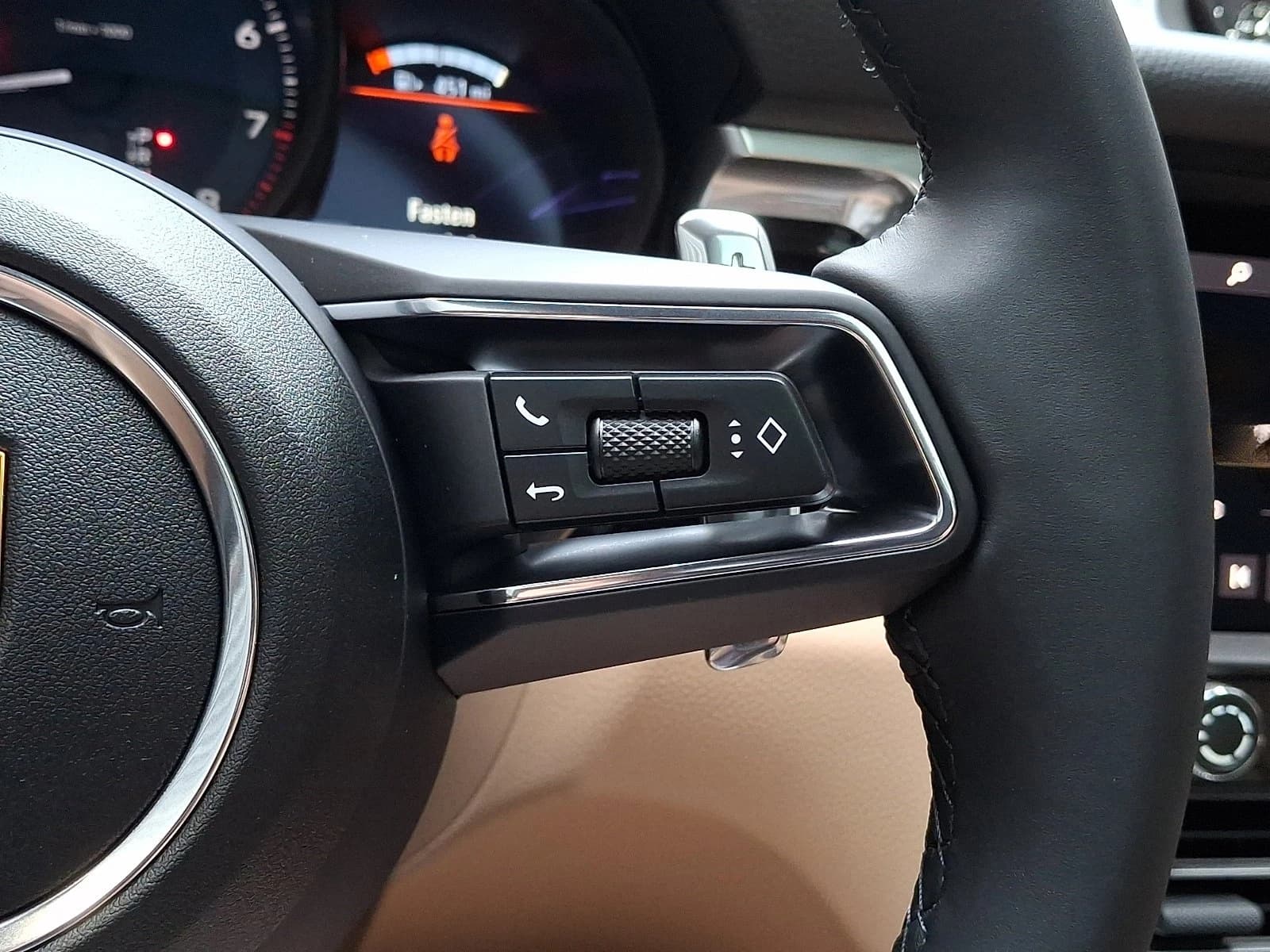 Porsche Macan Base AWD 2026 — side view