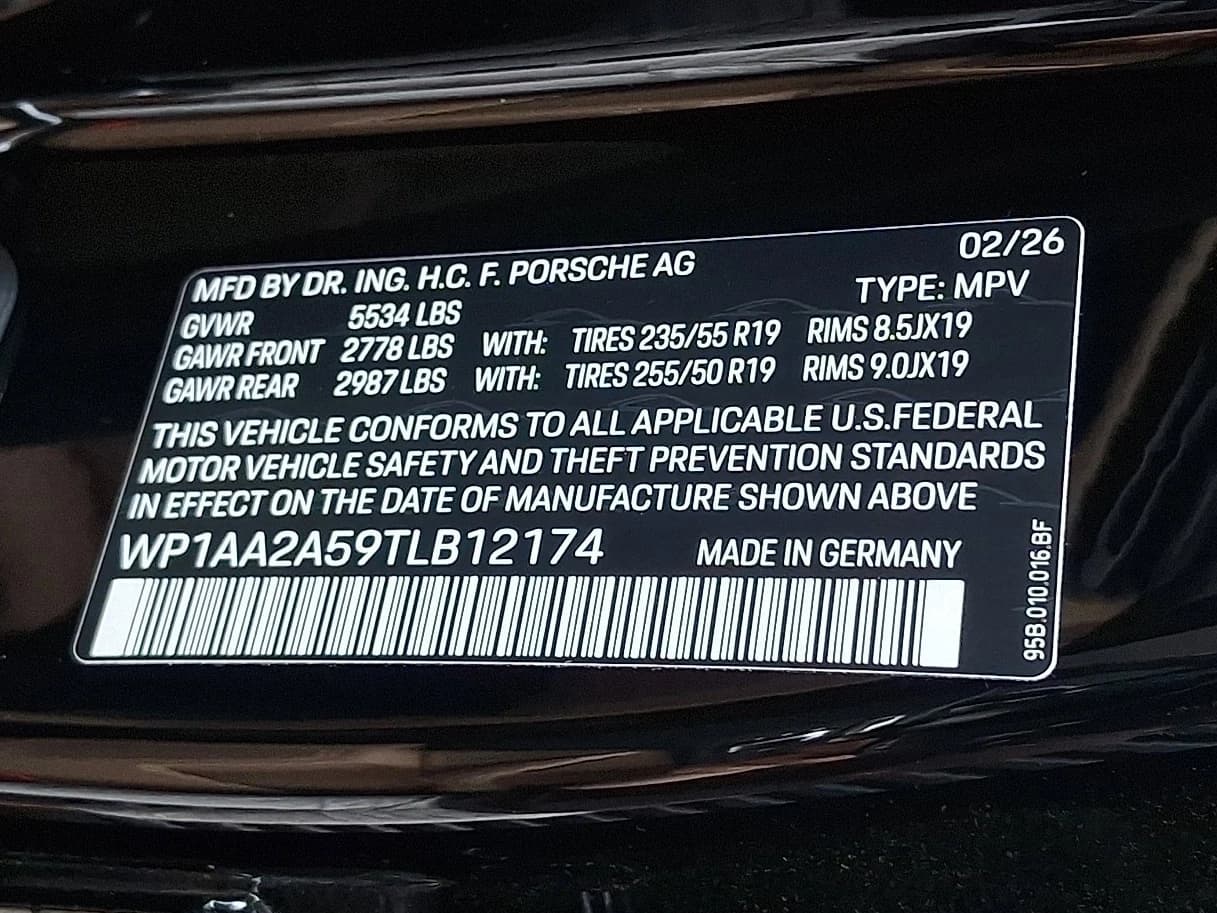 Porsche Macan Base AWD 2026 — side view