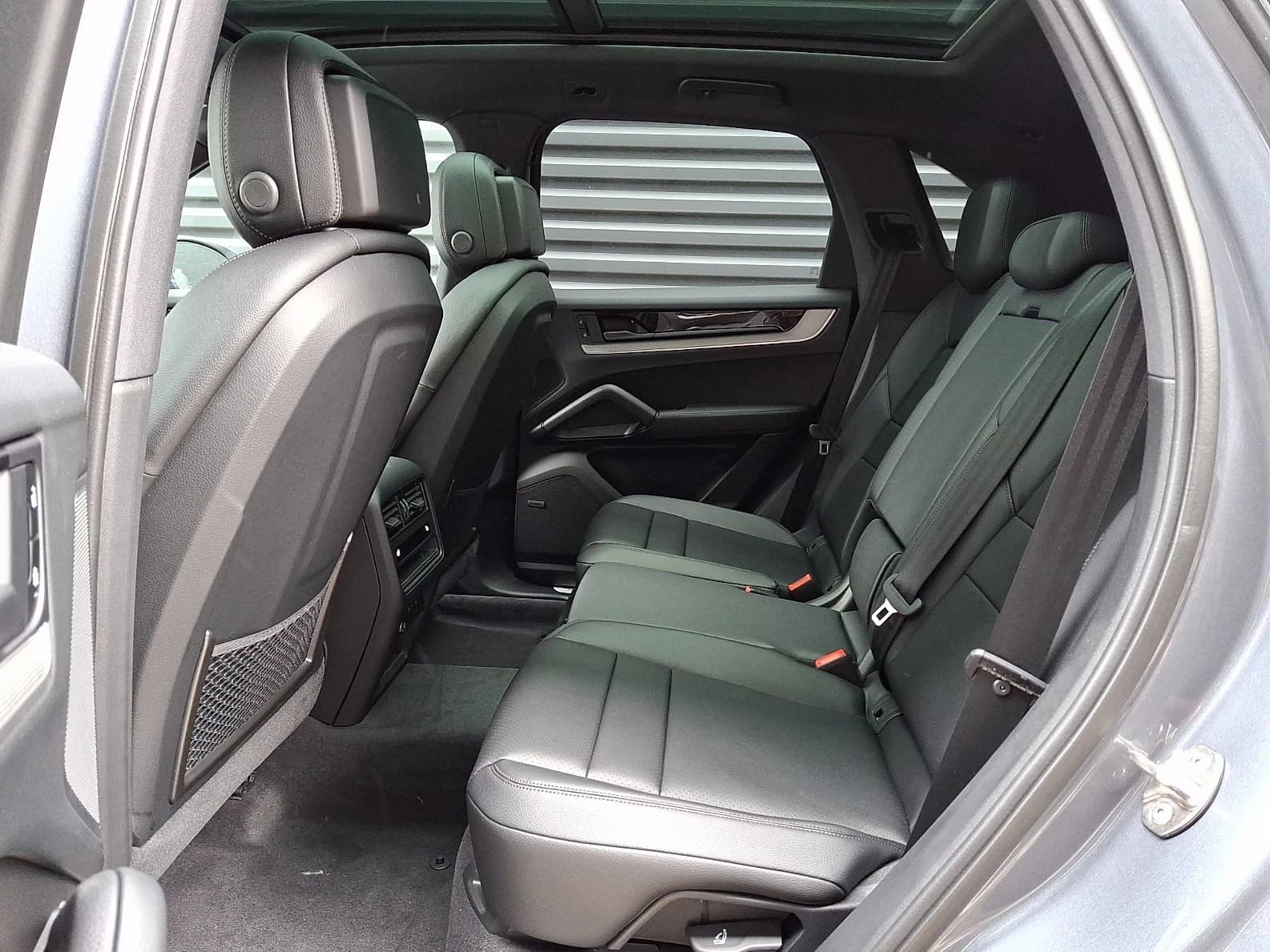 Porsche Cayenne Base AWD 2026 — side view