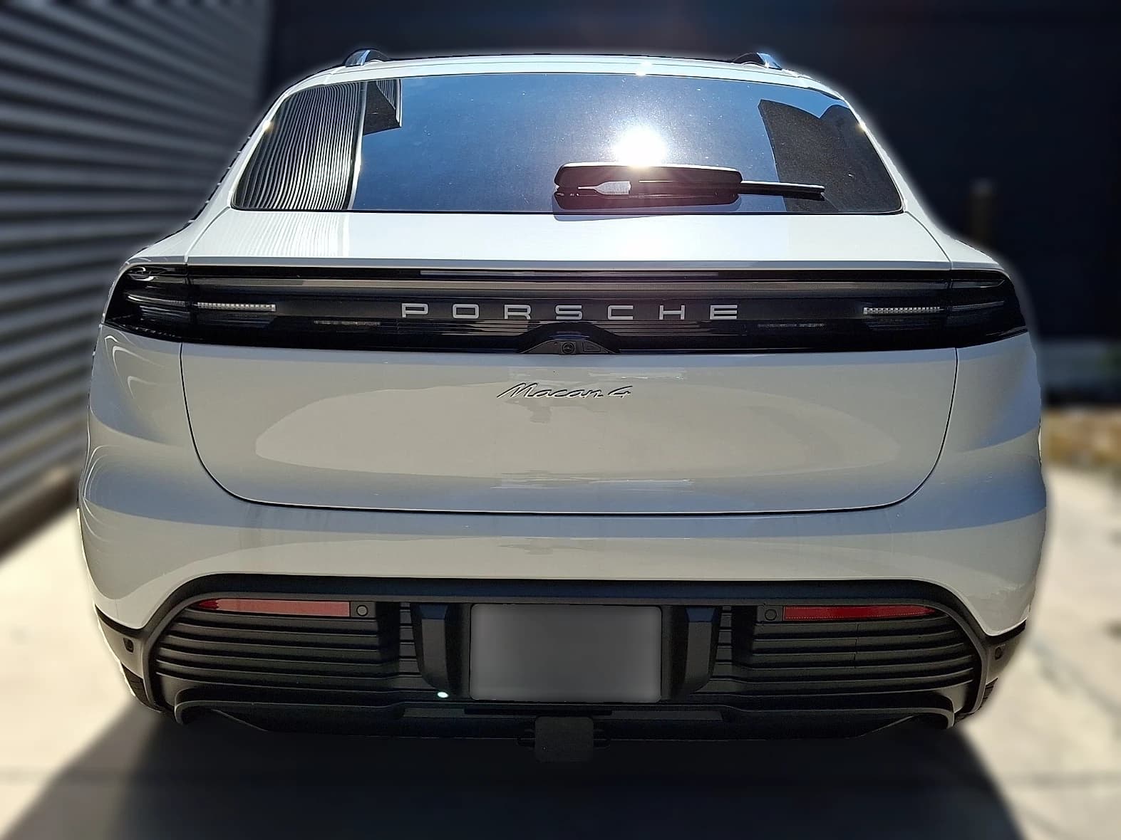 Porsche Macan Electric 4 AWD 2026 — side view