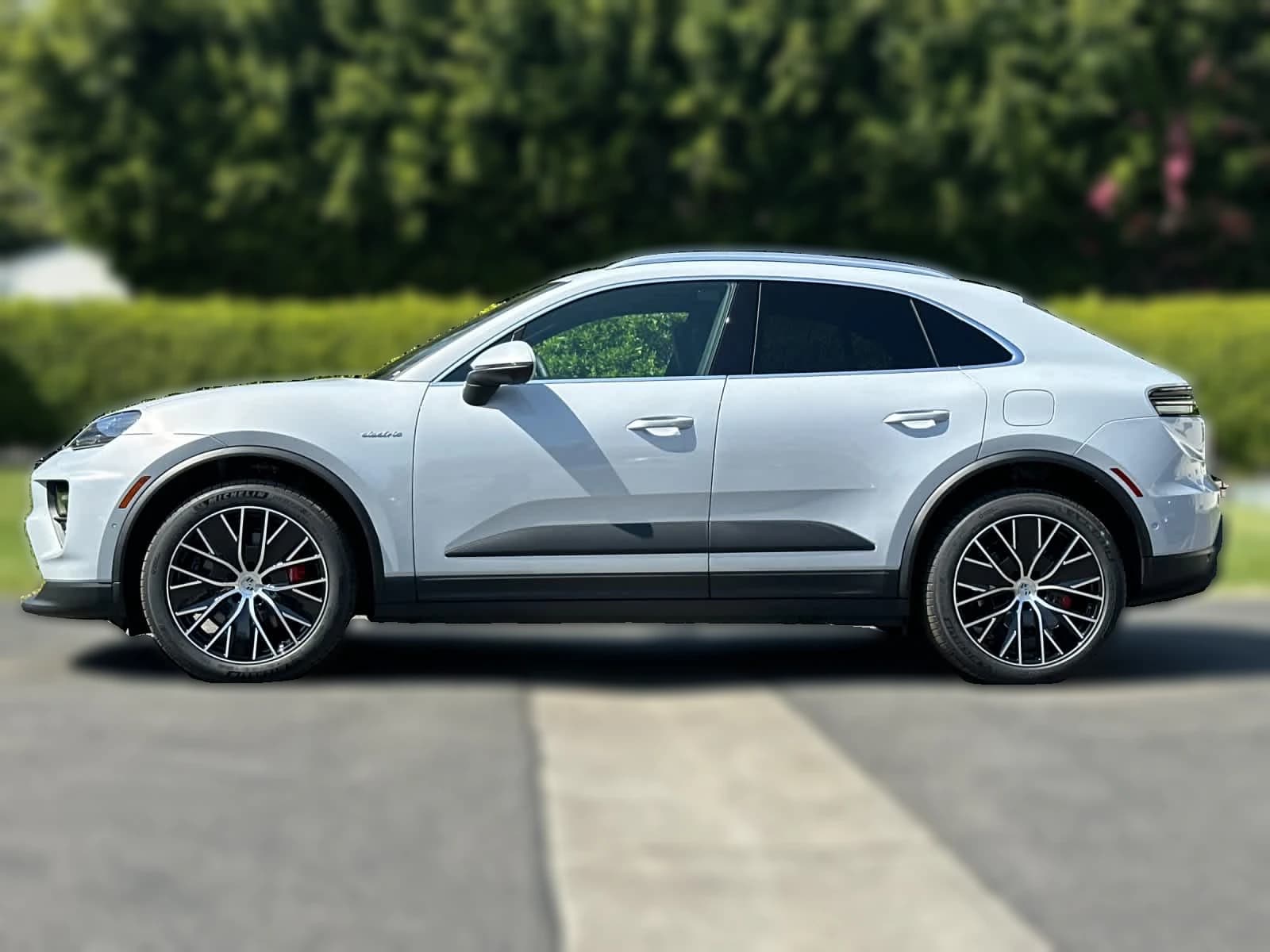Porsche Macan Electric 4S AWD 2026 — side view